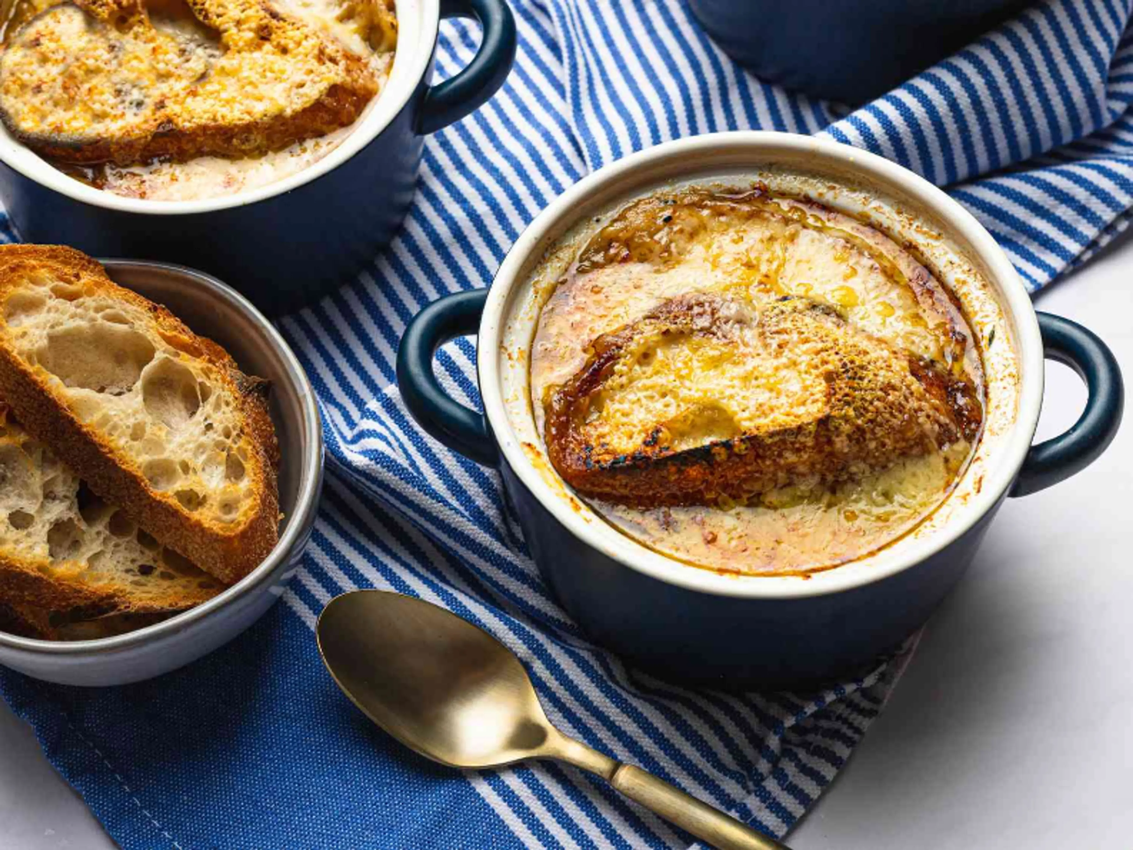 French Onion Soup (Soupe à l'Oignon Gratinée)