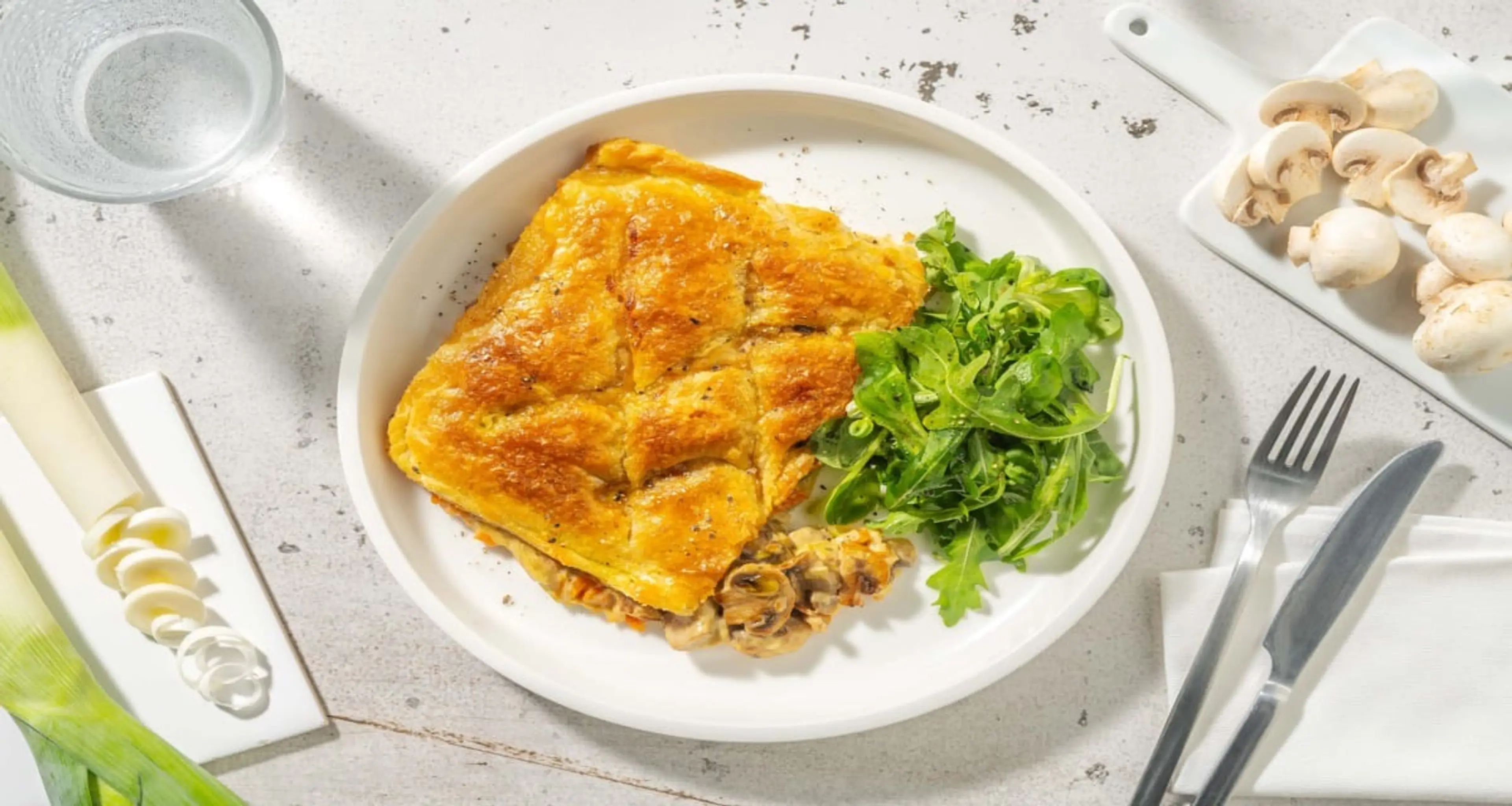 Hartige pastei met vegetarische groenteragout met frisse sla