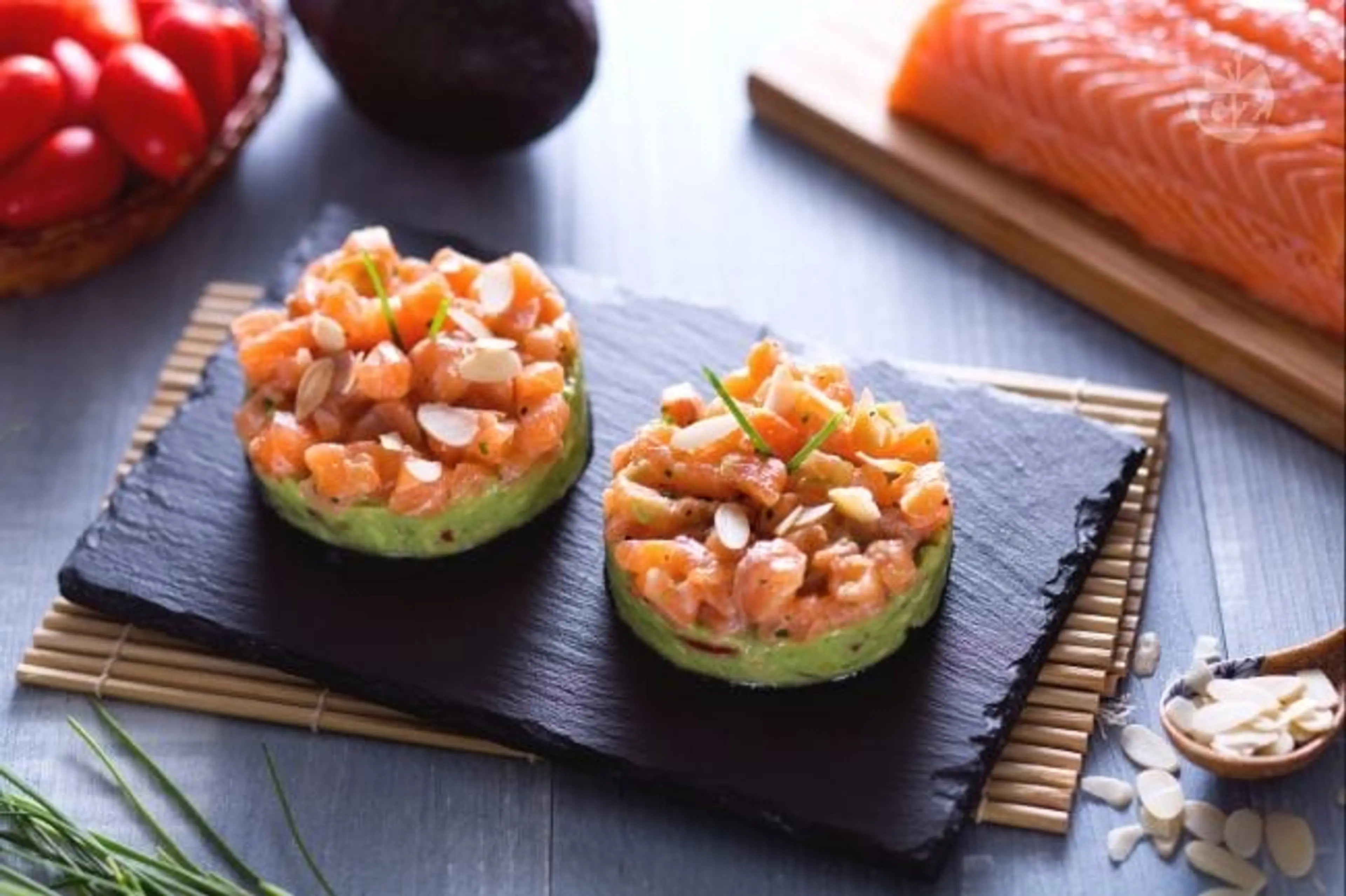 Tartare di salmone con crema di avocado e mandorle tostate
