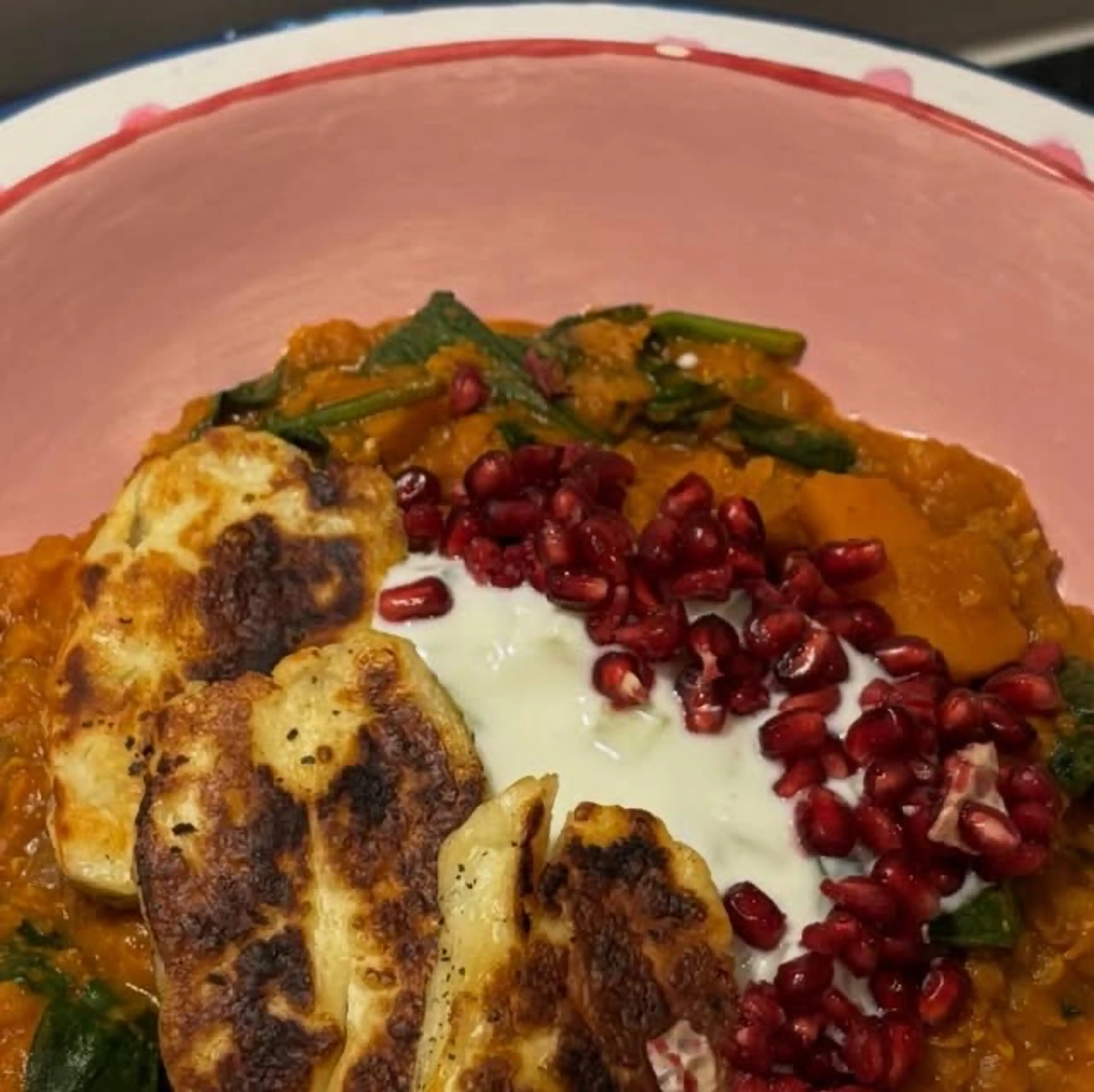 Pompoen Linzen Curry Met Halloumi En Munt-yoghurt