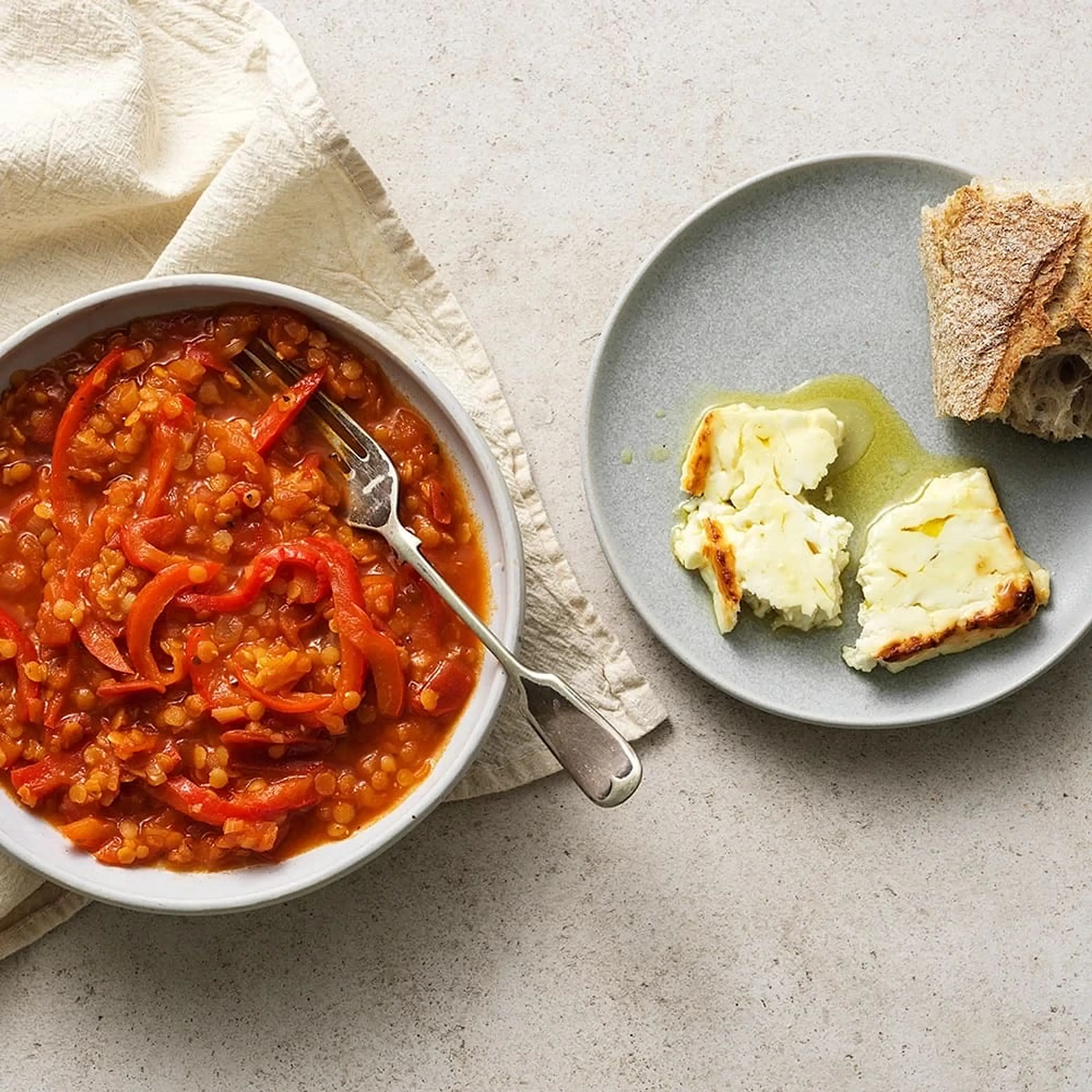 Tomat- och paprikagryta med ugnsbakad fetaost