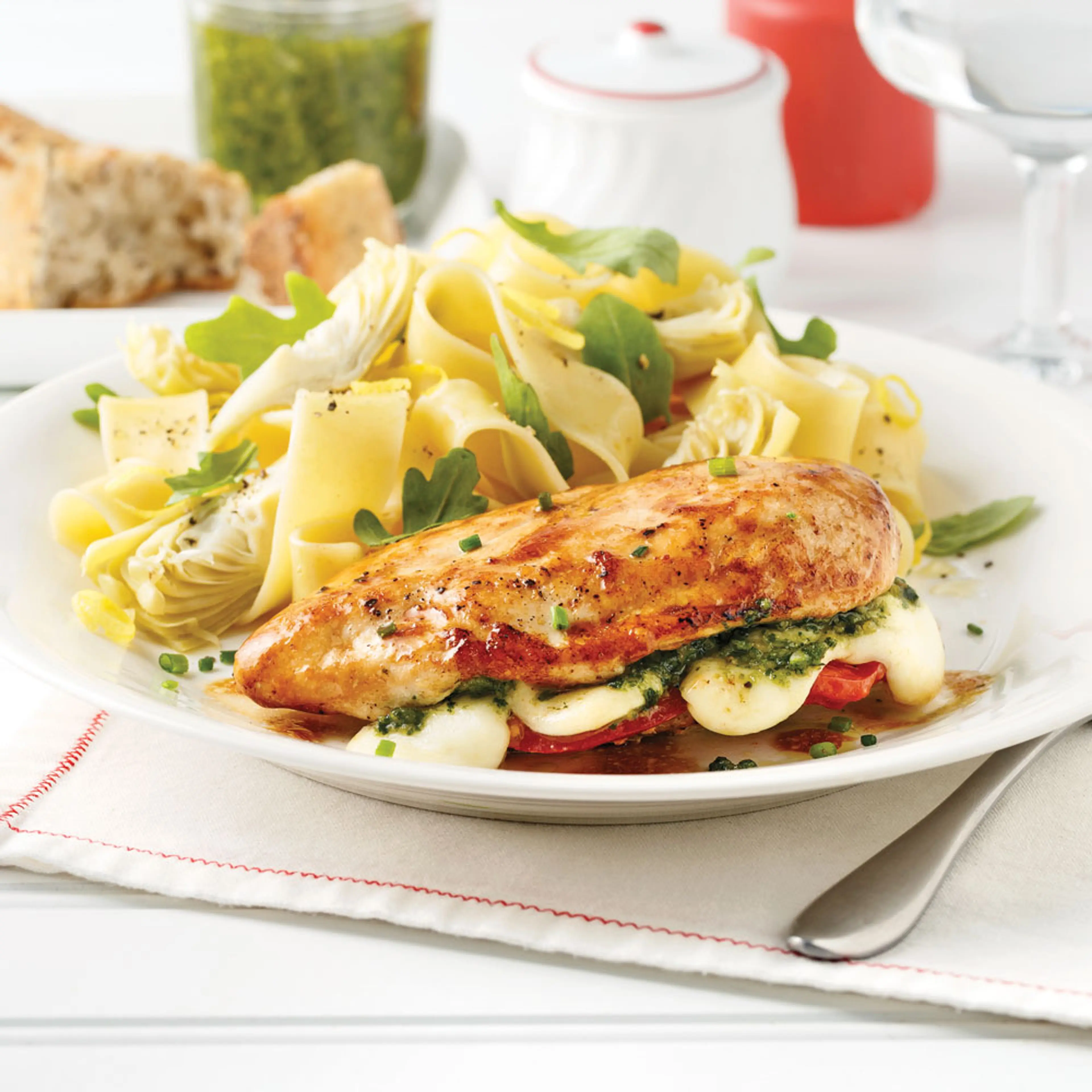 Poulet farci au pesto, tomates et bocconcinis