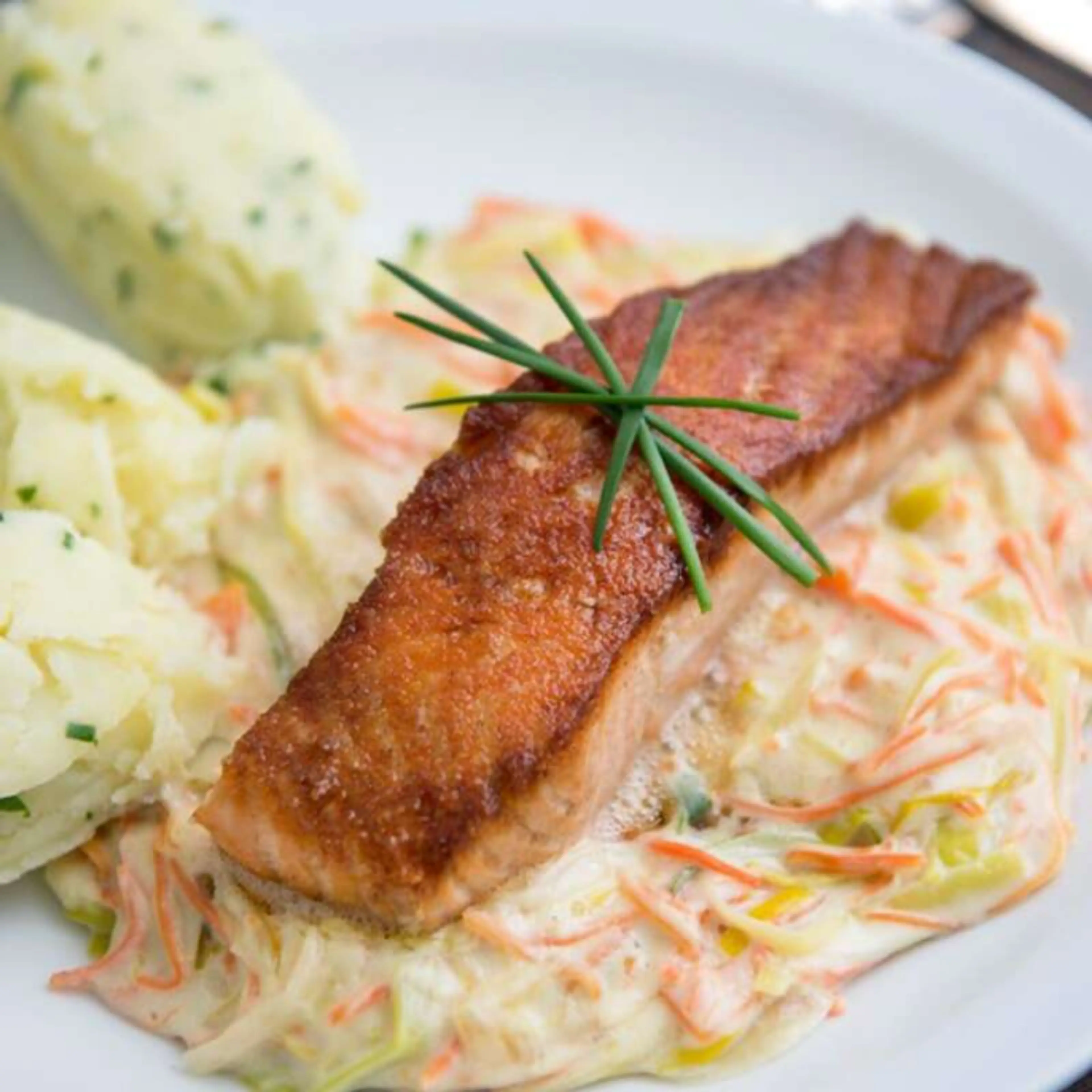 Gebakken zalm met puree en fijne groentjes