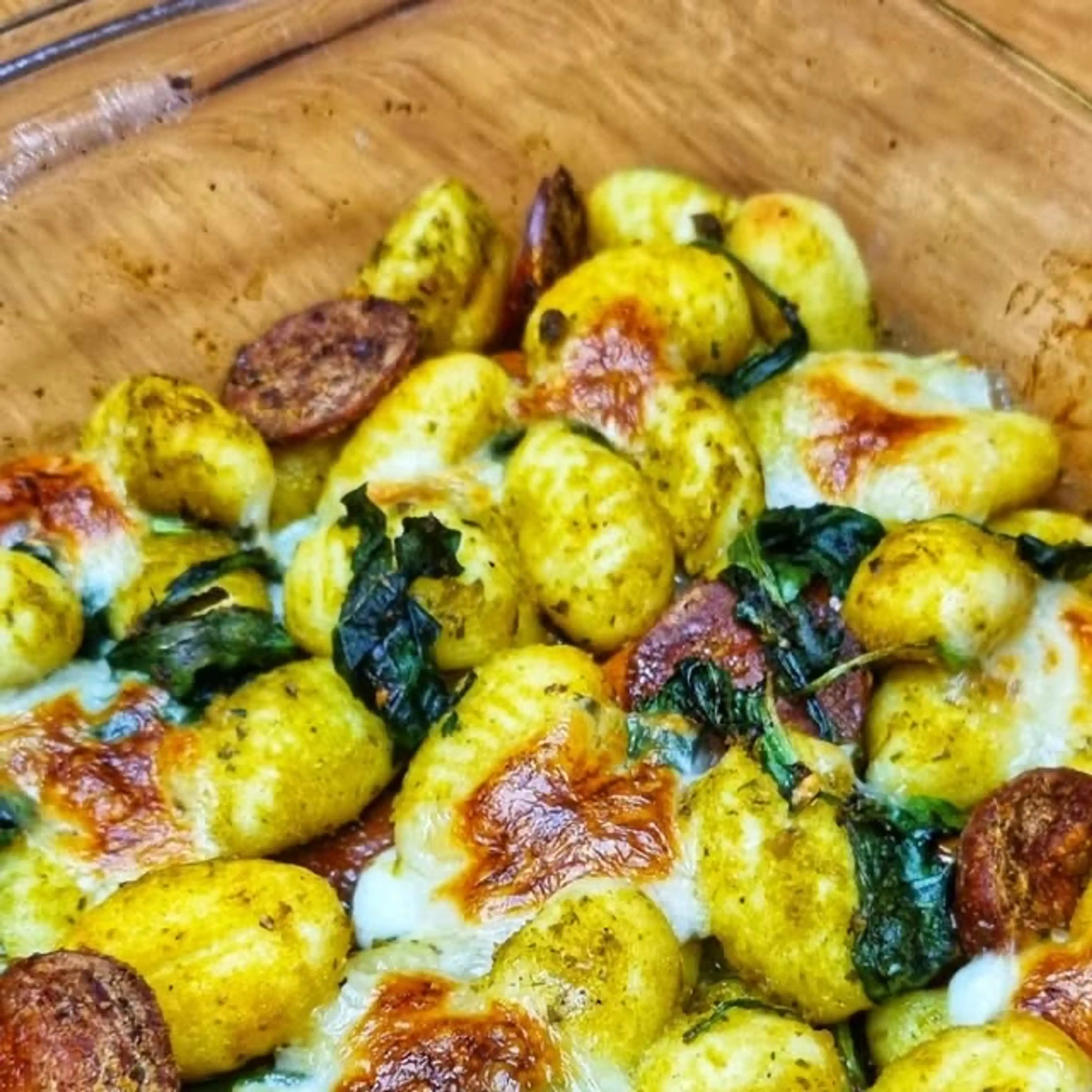 Gnocchi med chorizo, tomat, pesto & mozzarella