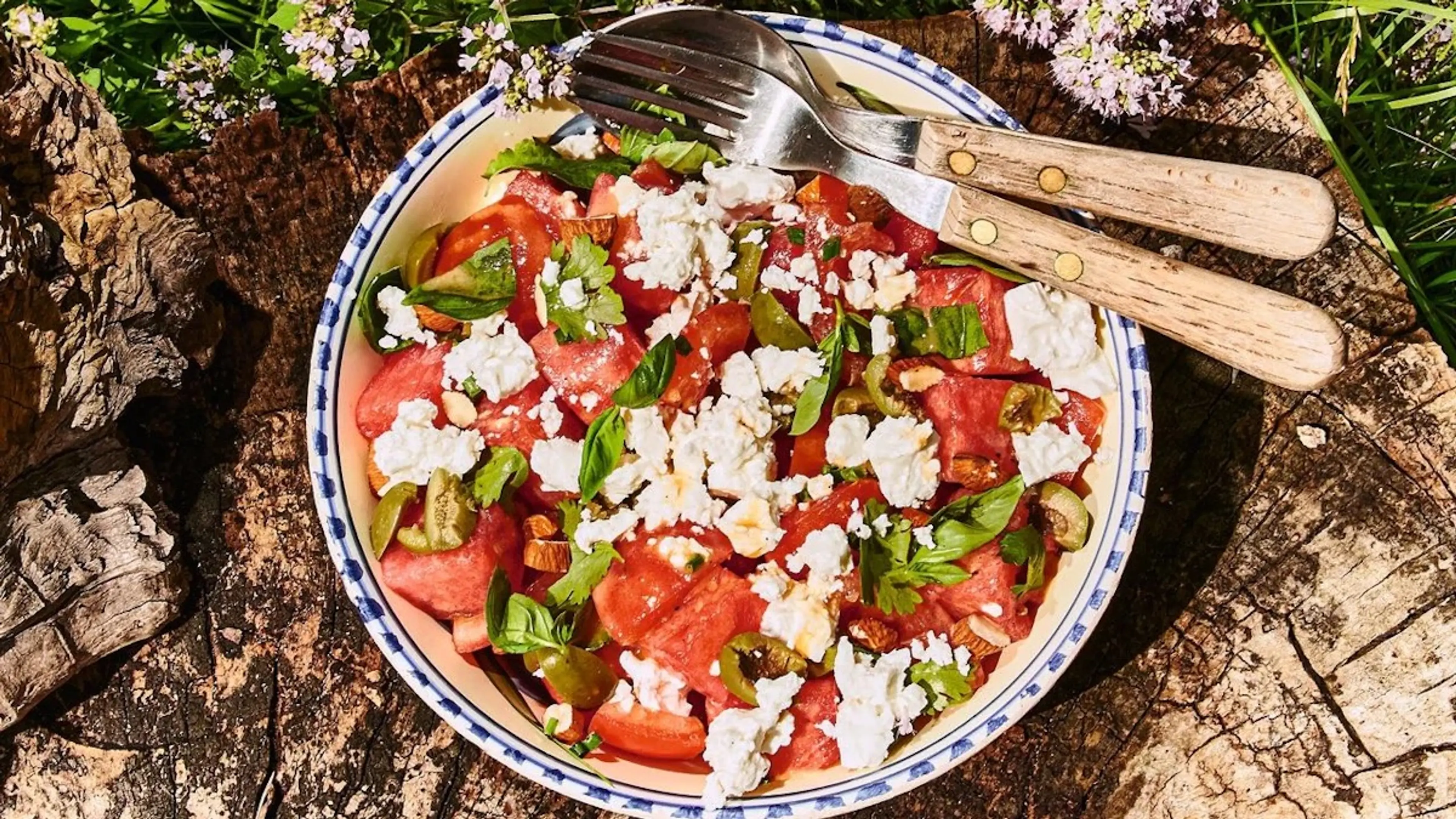 Melonen-Tomaten-Salat mit Kräutern und Fetakäse