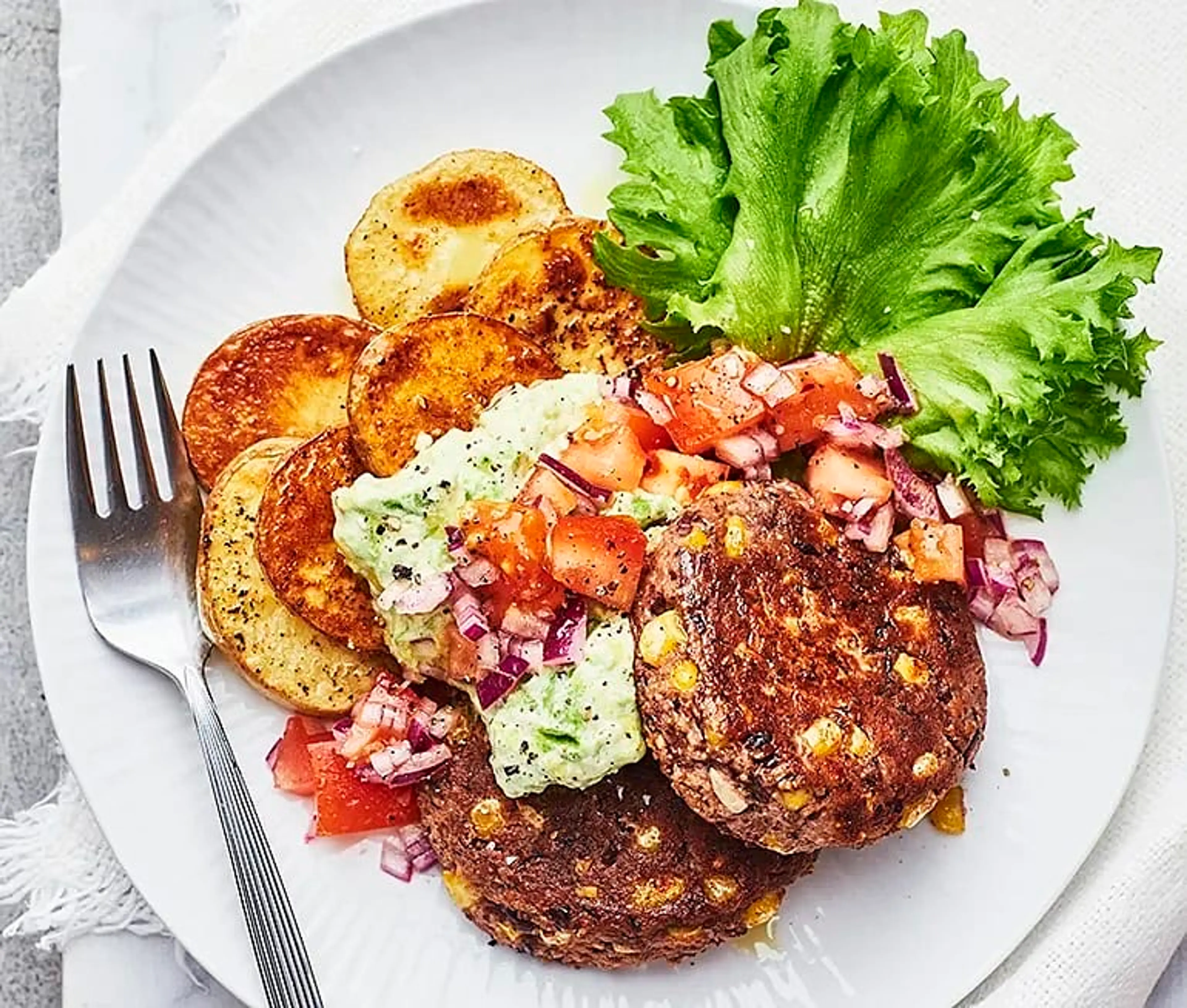 Bön- och majsburgare med avokadokräm