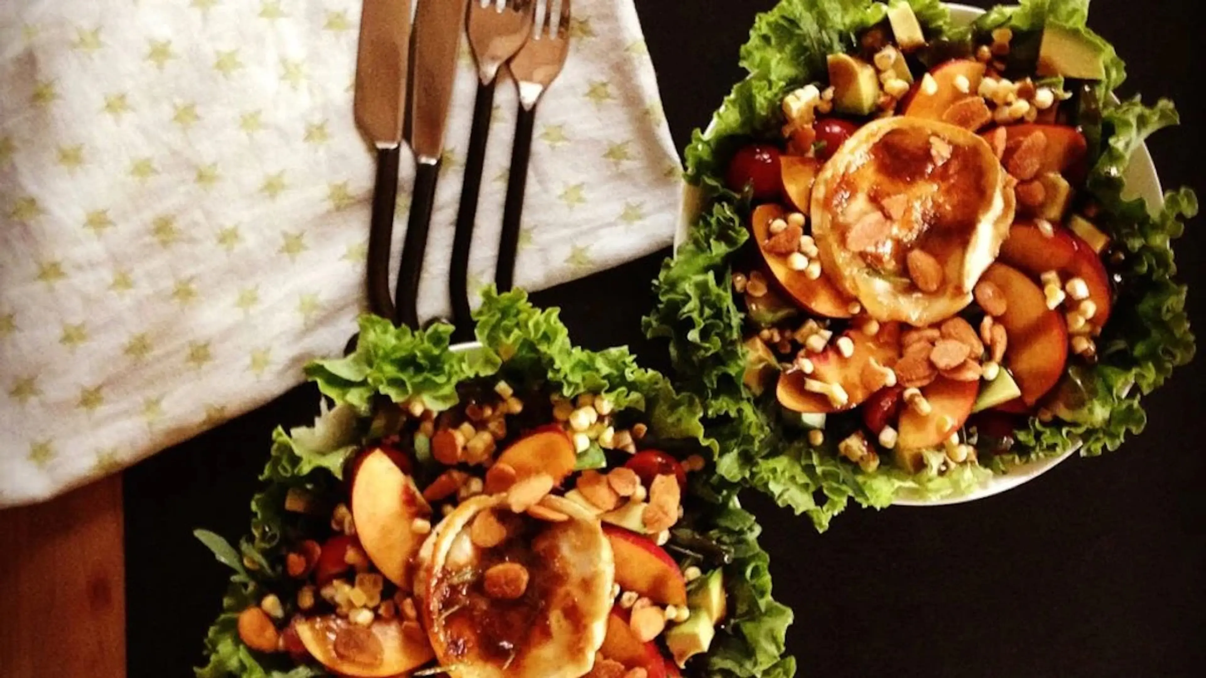 Salat mit Nektarinen und karamellisiertem Ziegenkäse