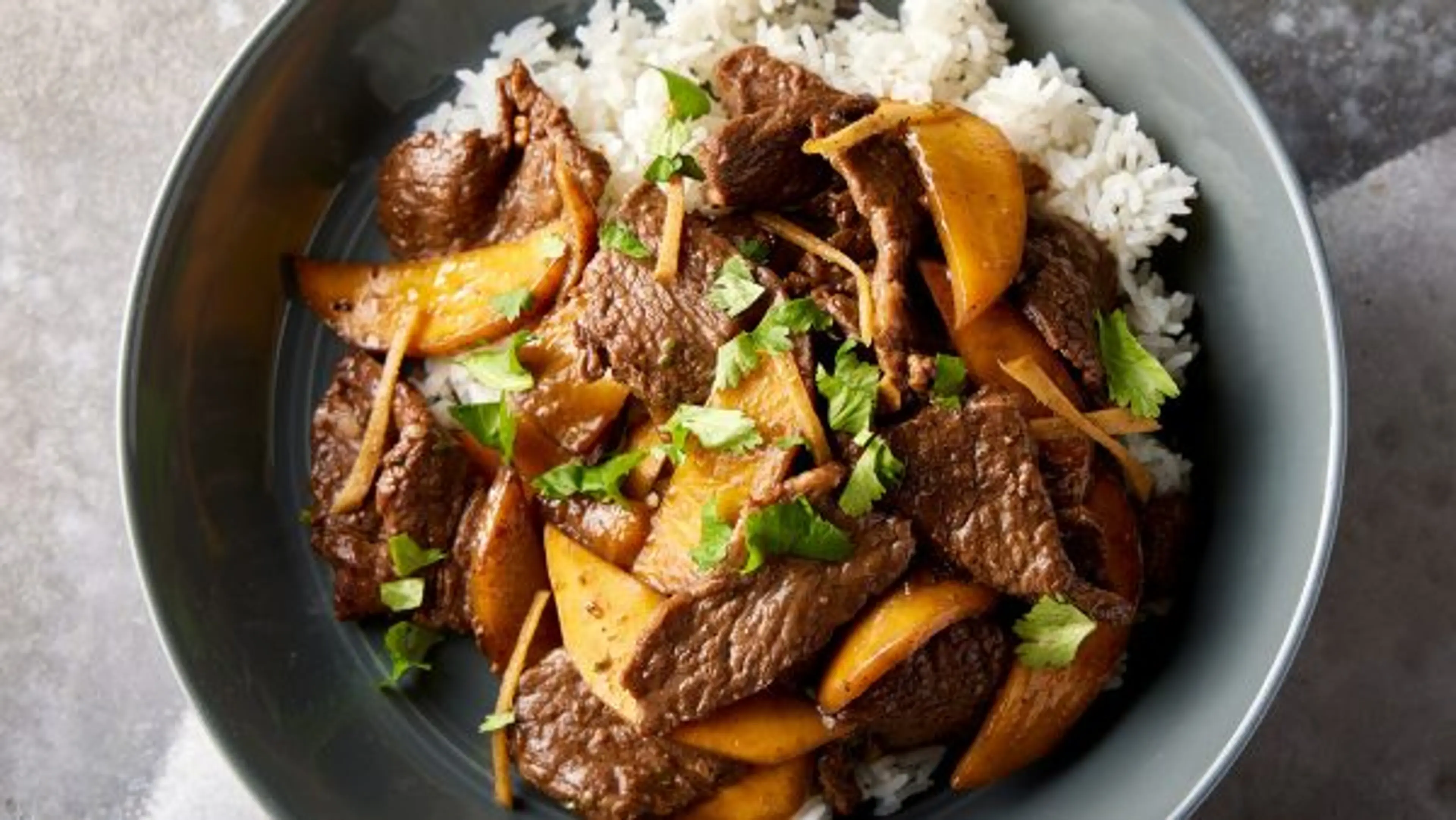 Stir-Fried Beef with Mango and Cilantro