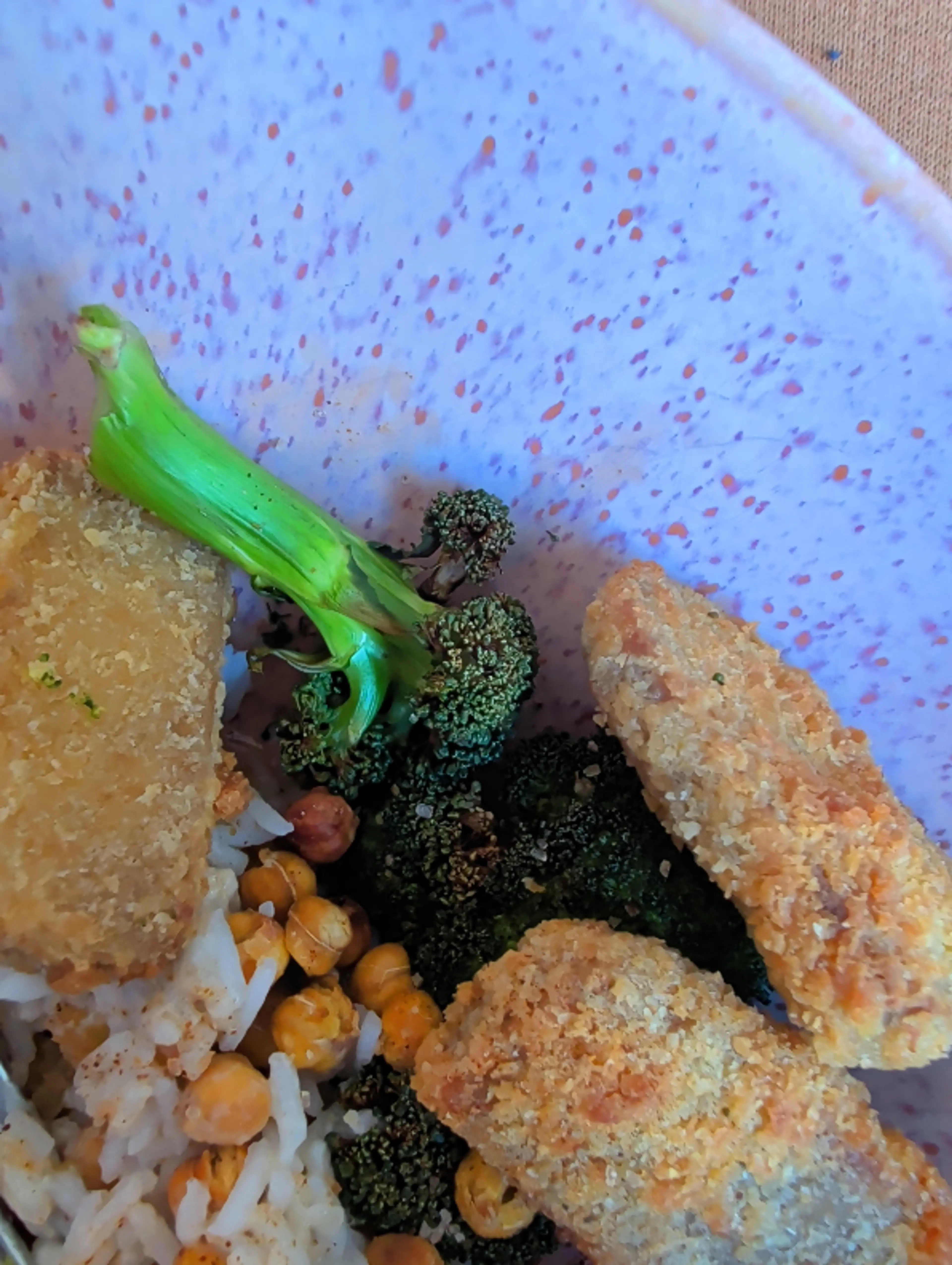 Crispy Chickpea Bowl mit Nuggets