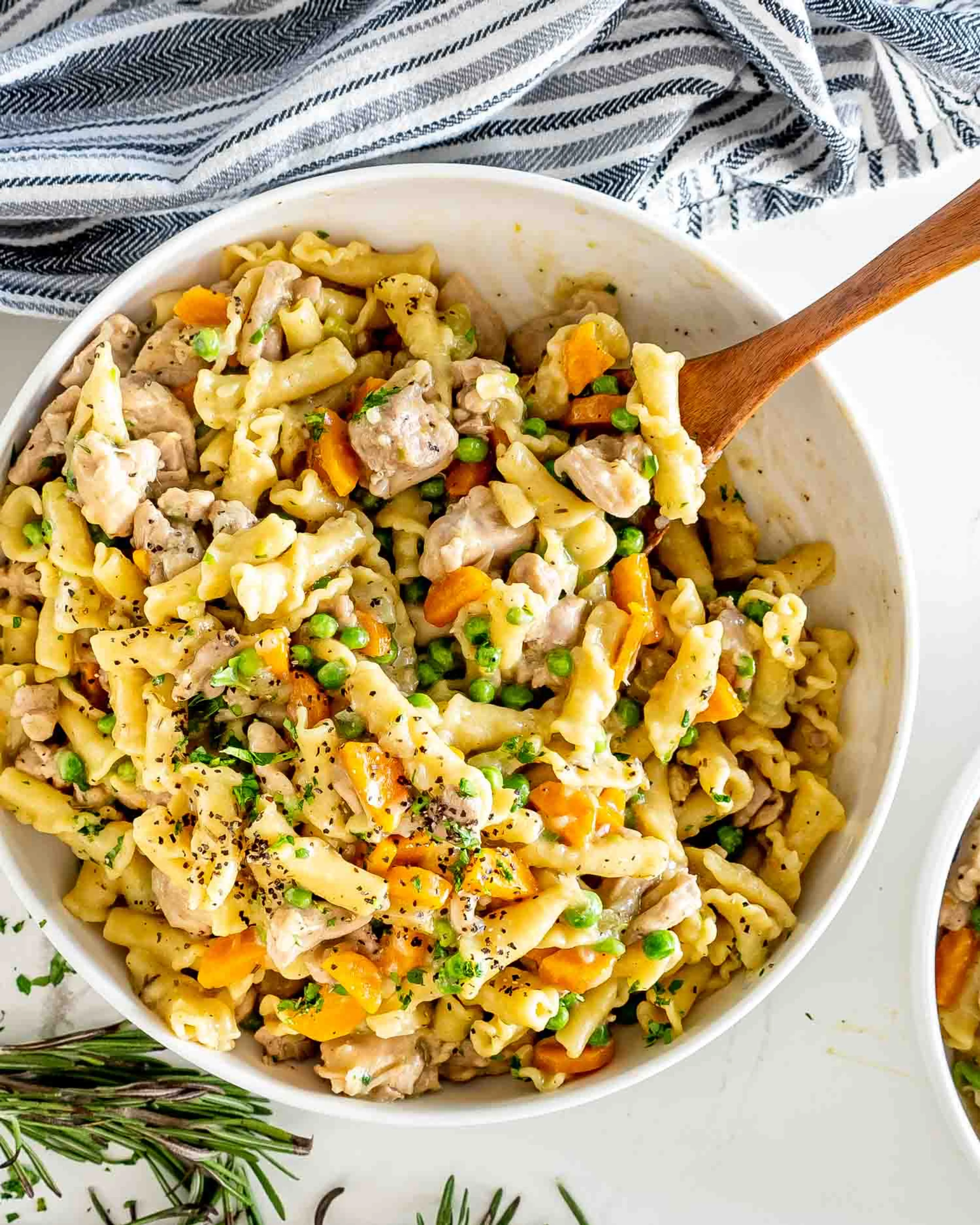 One Pot Creamy Chicken Pot Pie Pasta