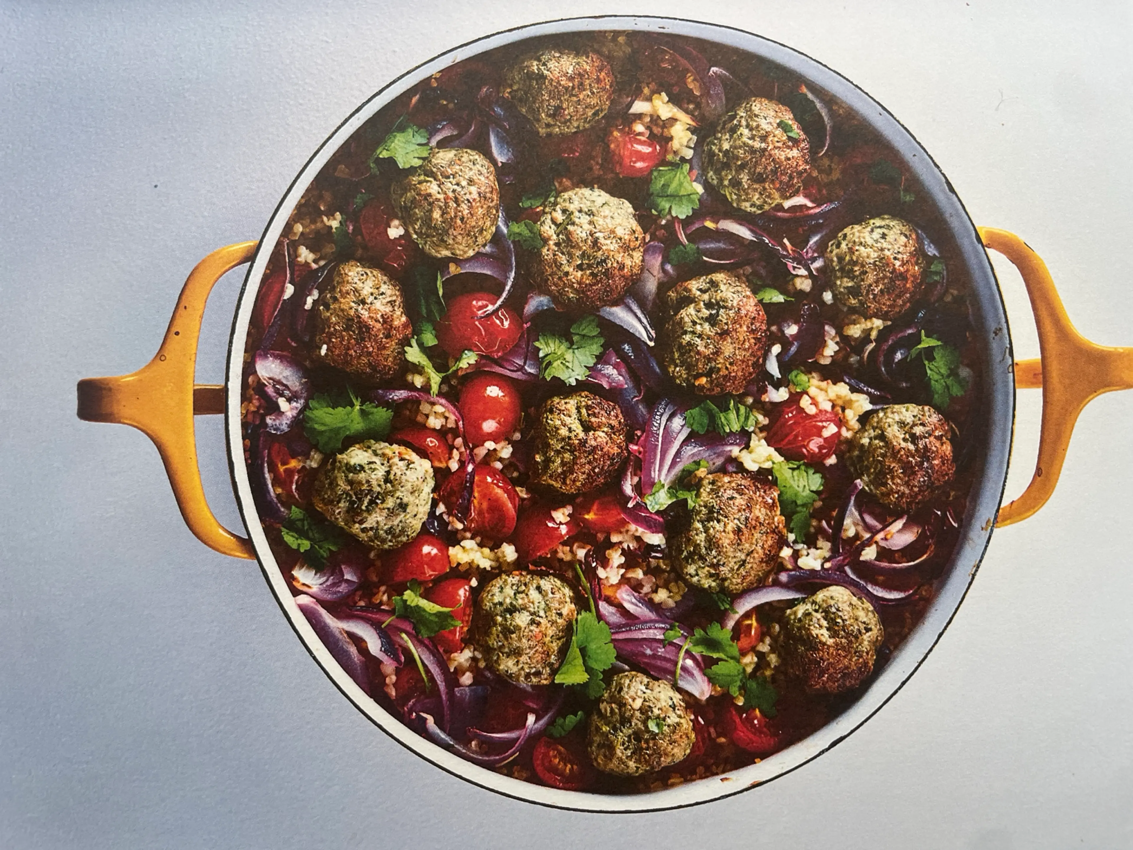 ZA'ATAR LAMSGEHAKTBALLETJES MET TOMAAT, BULGUR & FETA