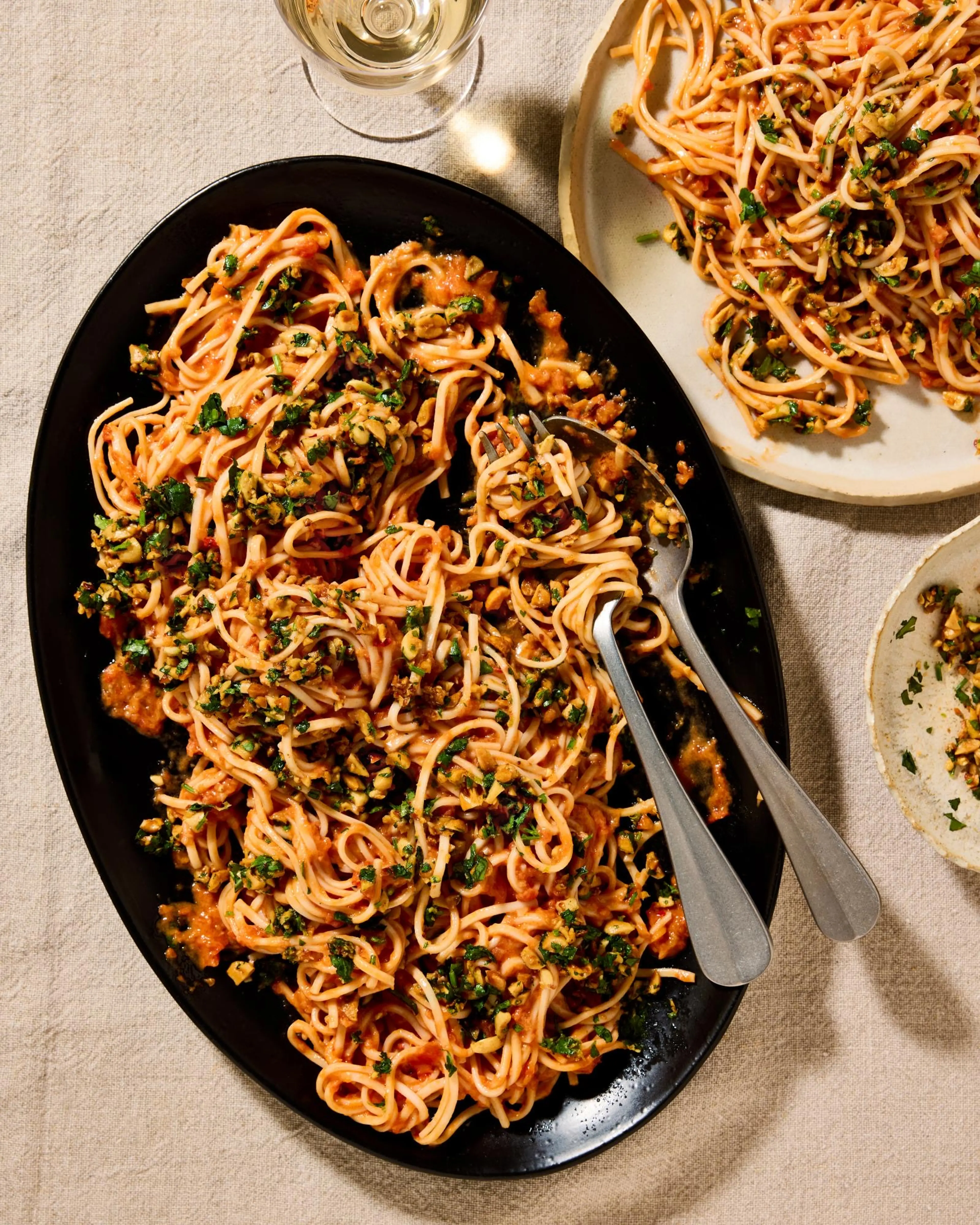 Kalte Tomaten-Tahini-Nudeln mit Erdnüssen, Koriander und Lim