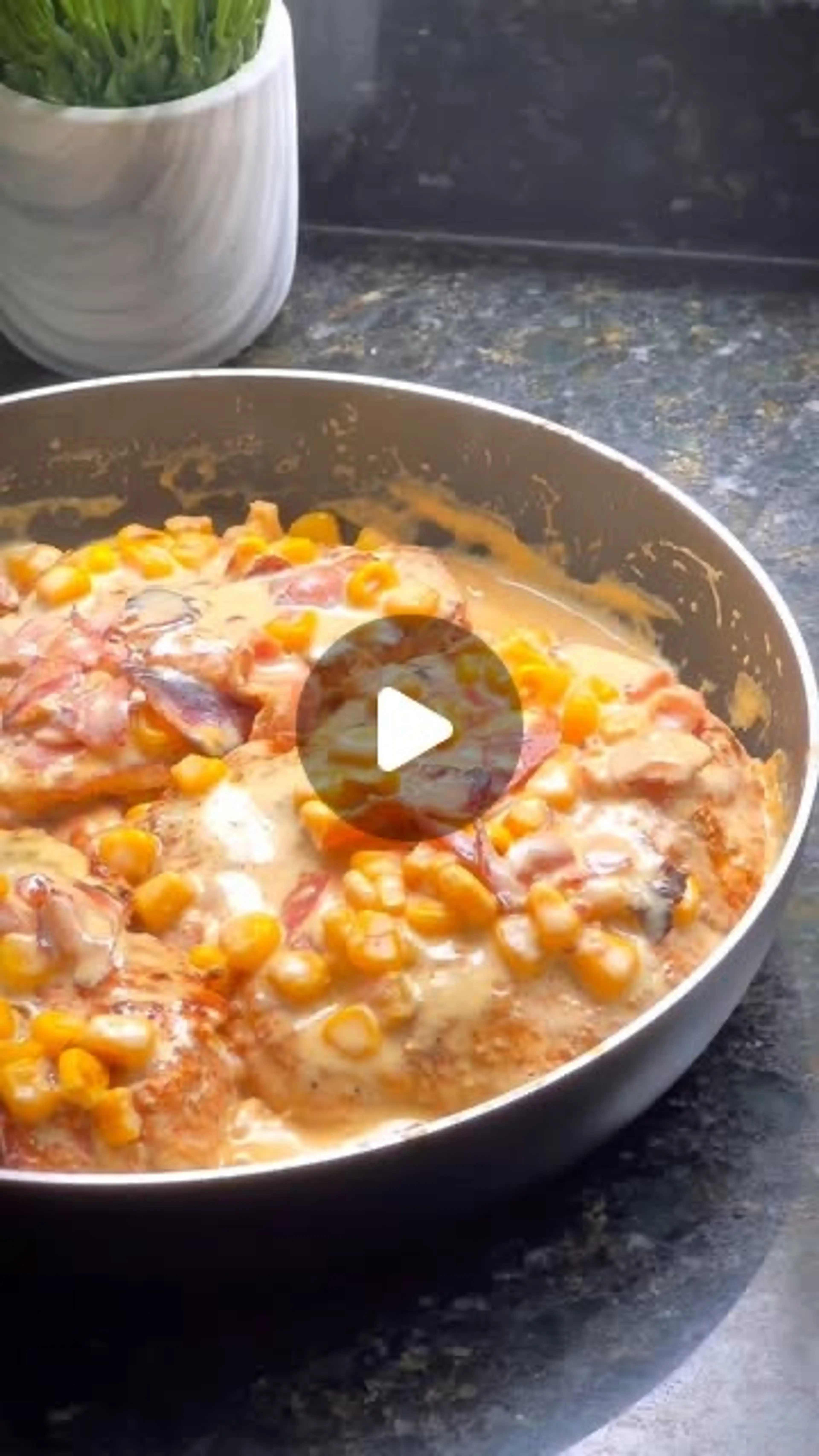Pollo Con Salsa Cremosa De Maíz Y Tocineta