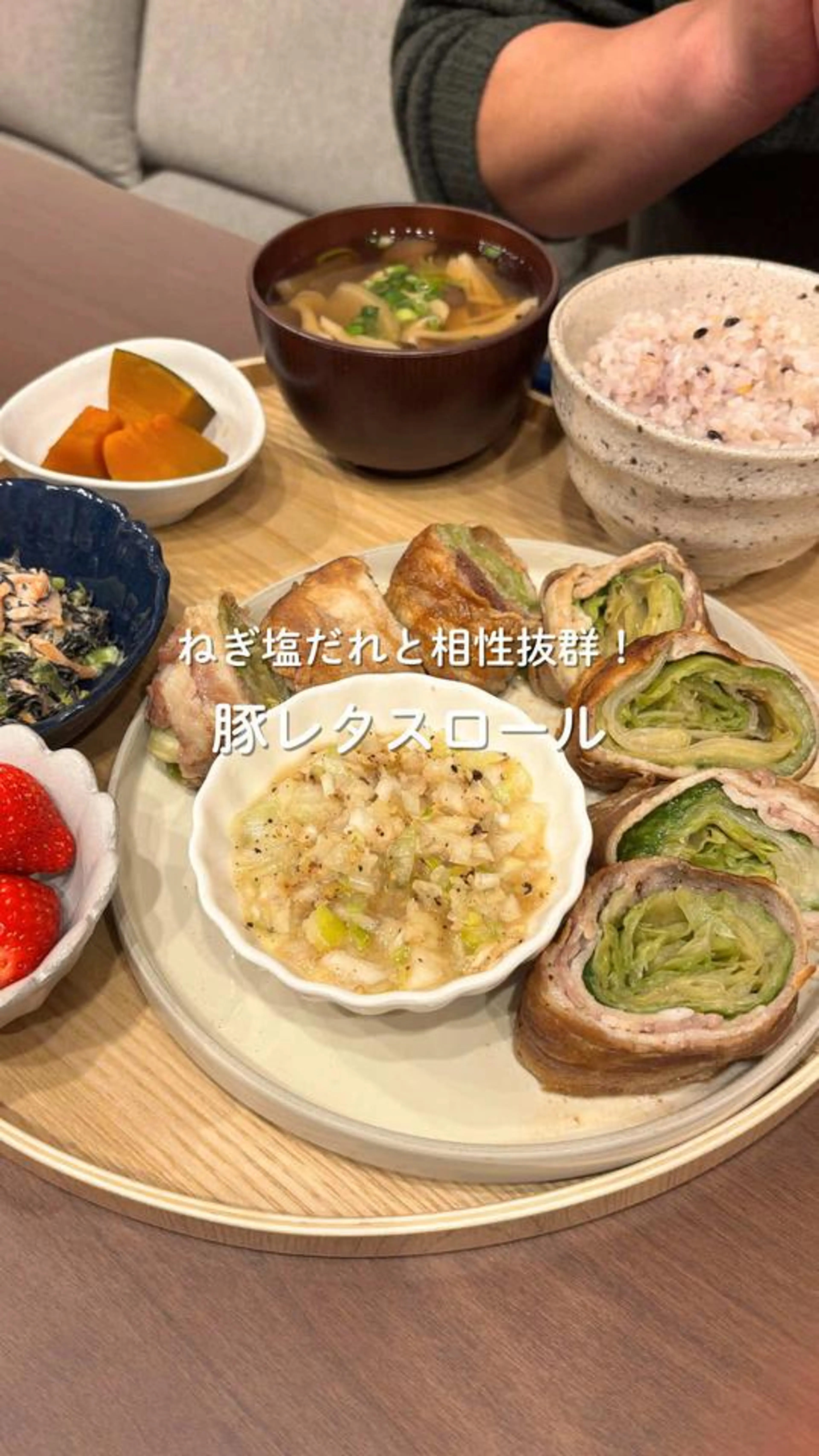 豚バラ肉でたっぷりのレタスを巻いた絶品おかず