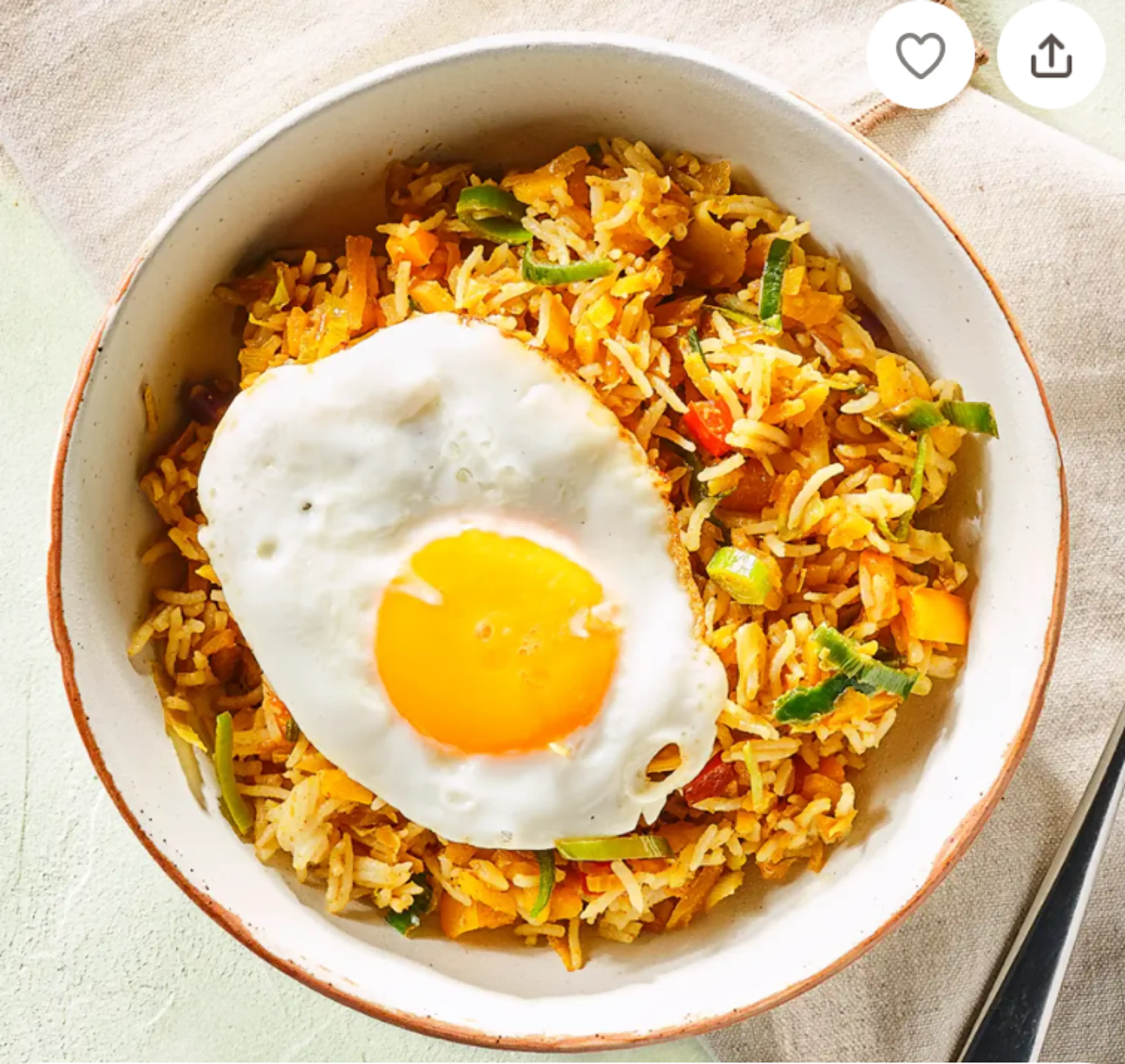 Nasi Gemüsereis mit Spiegelei