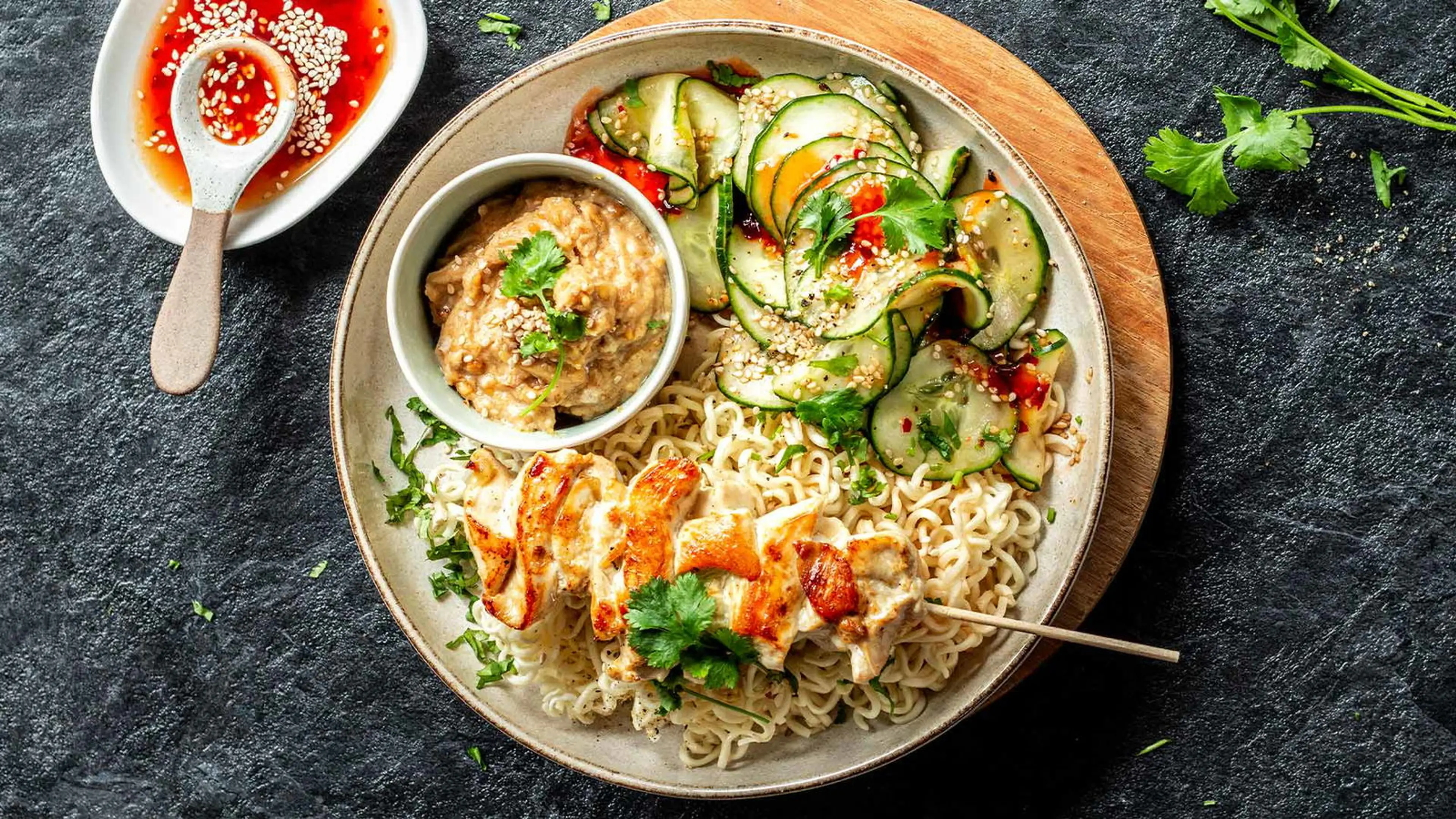 Thai Chicken-Saté-Spieße mit Erdnusssauce & Sesam-Gurkensala
