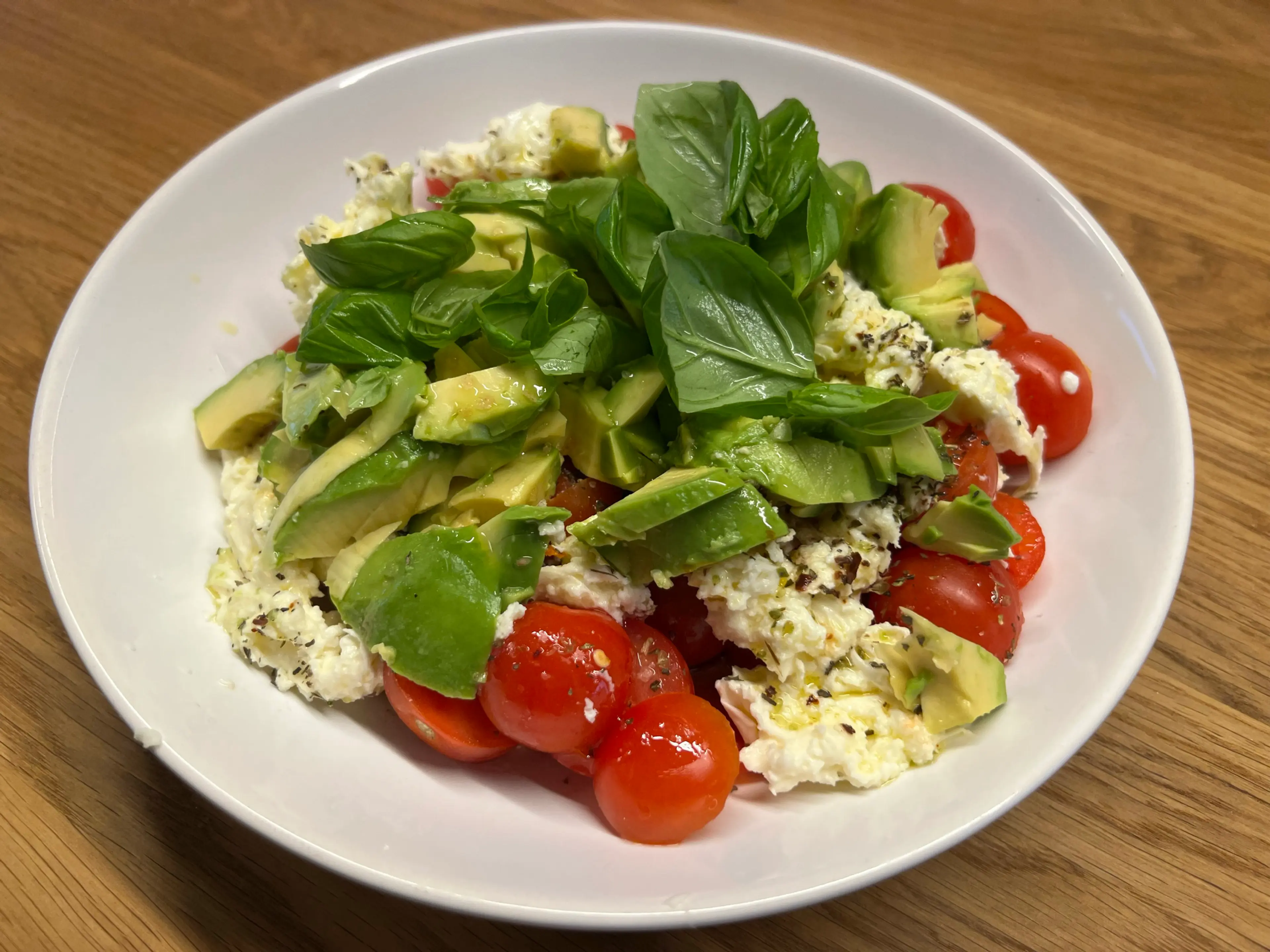 Caprese mit Avocado