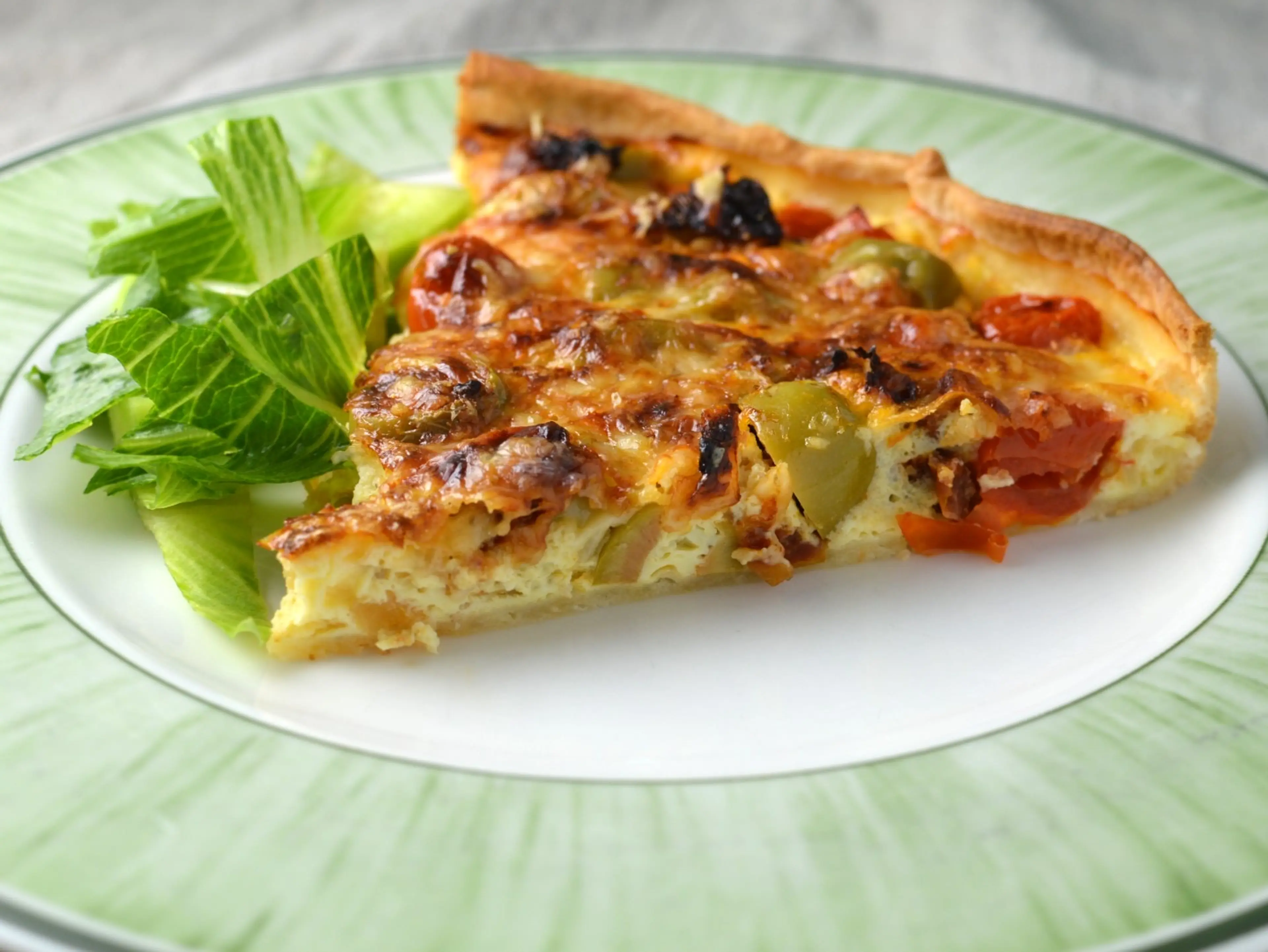 Italiensk paj med oliver och soltorkade tomater