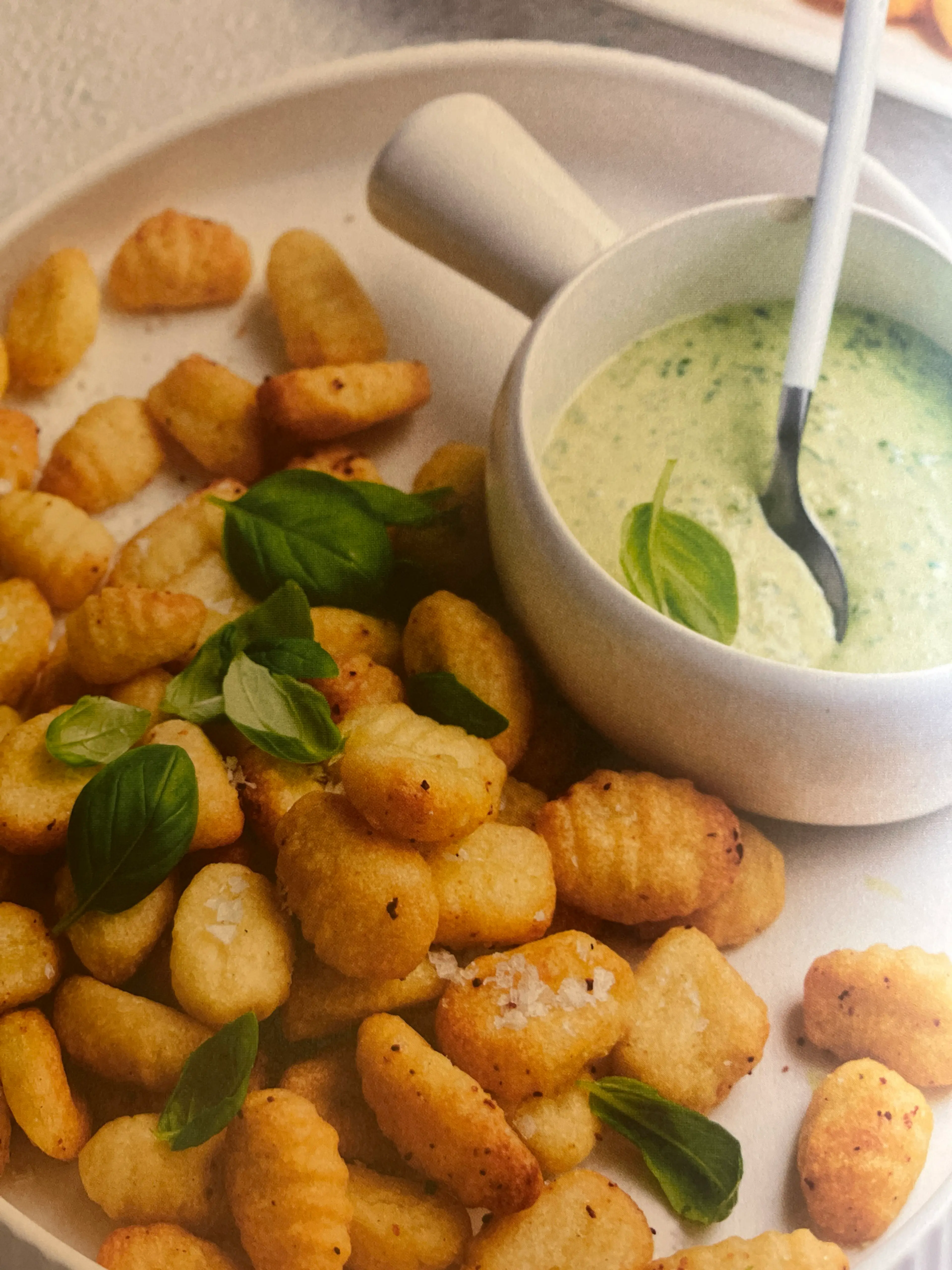 KNAPPERIGE GNOCCHI MET ROMIGE PESTODIPSAUS