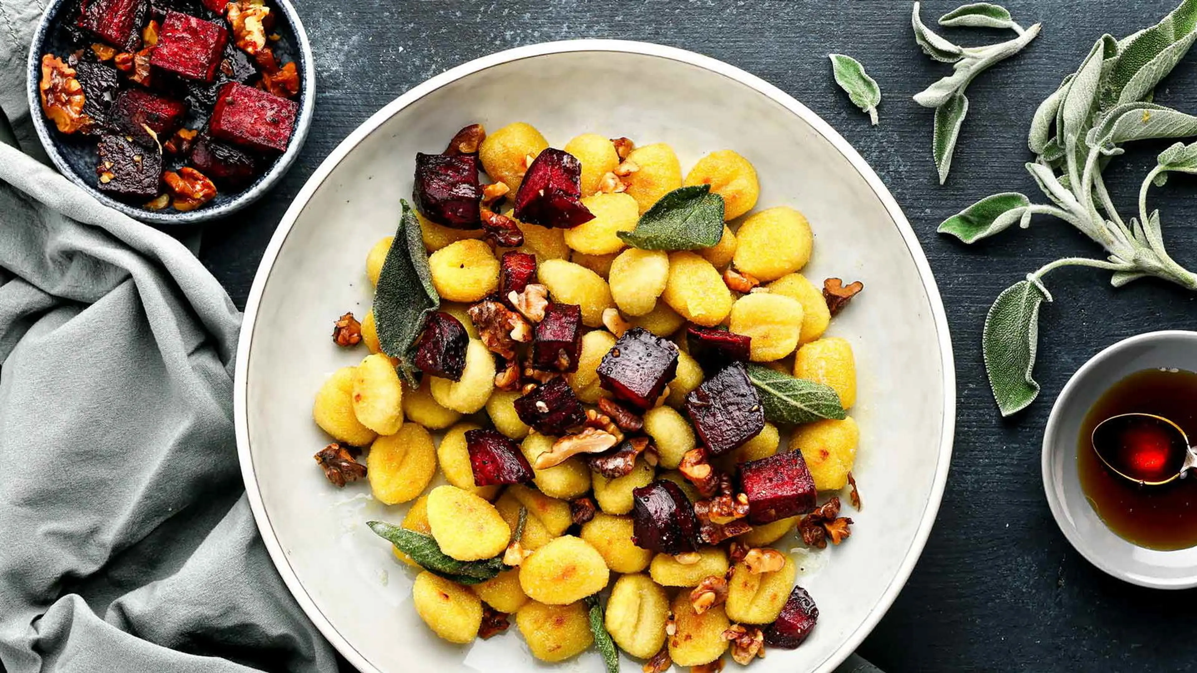 Gnocchi mit karamellisierter Rote Bete & Salbei-Butter