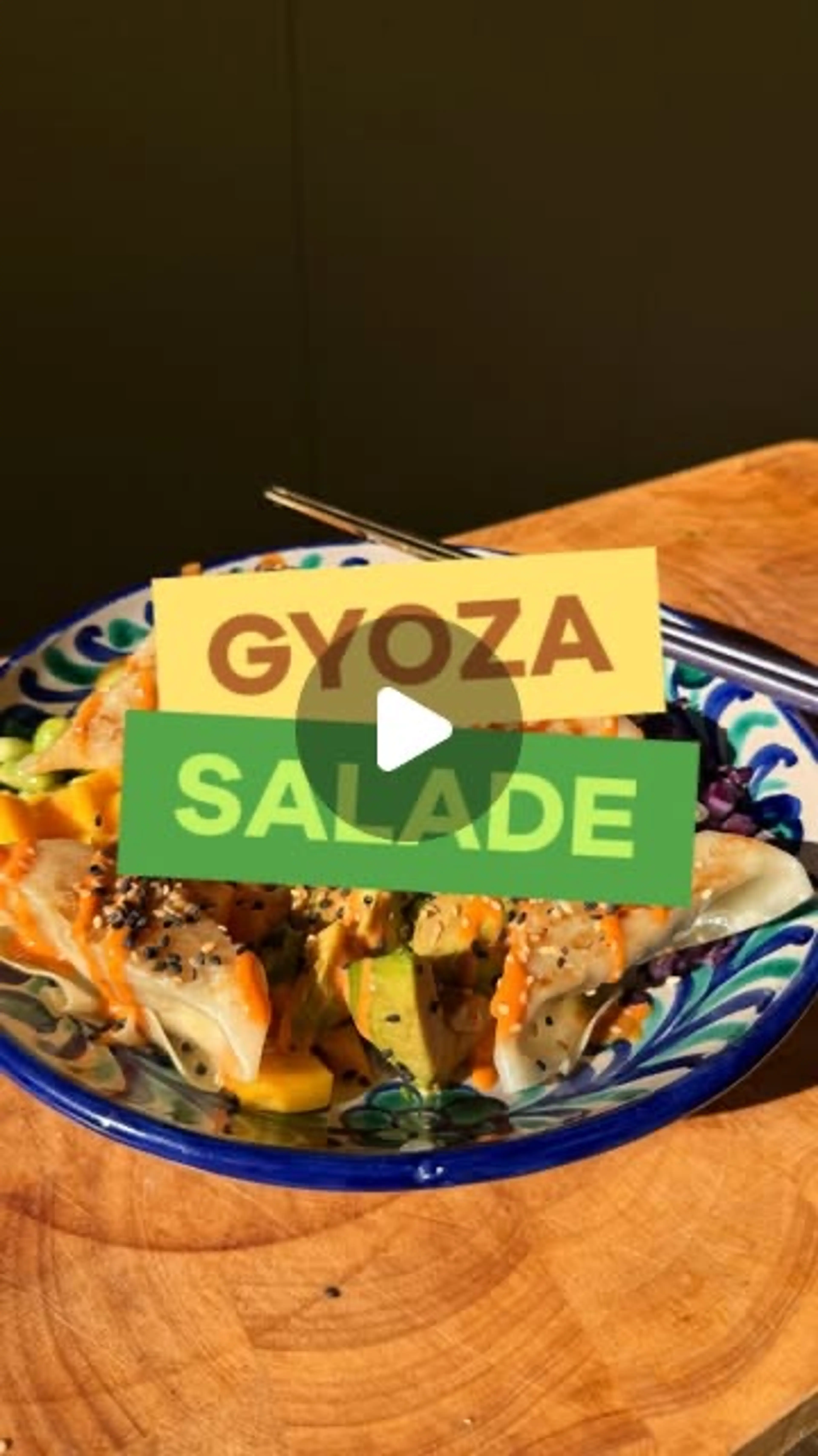 Gyoza Salade Met Mango, Avocado En Srirachadressing