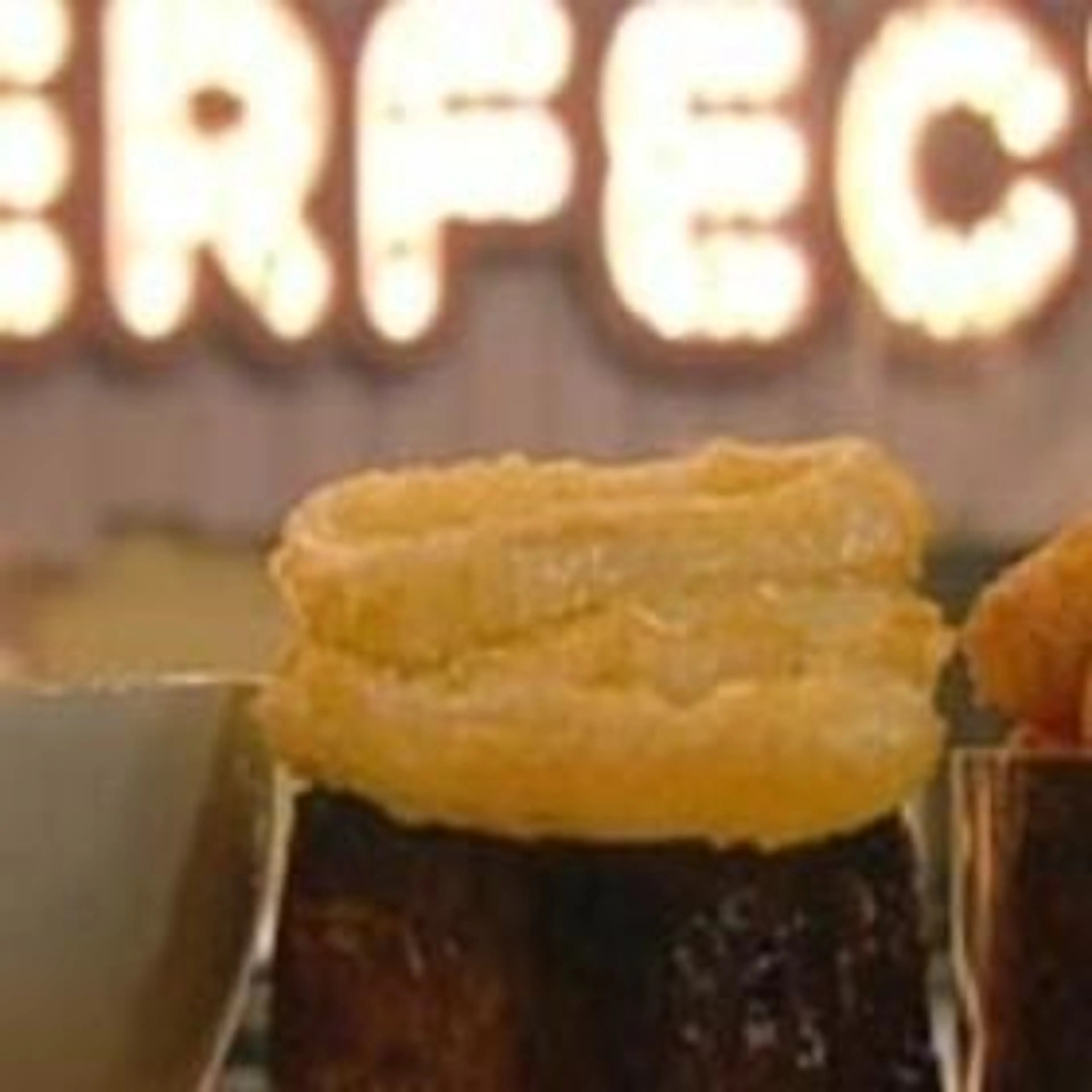 STEAK WITH TRIPLE-COOKED CHIPS AND BÉARNAISE SAUCE