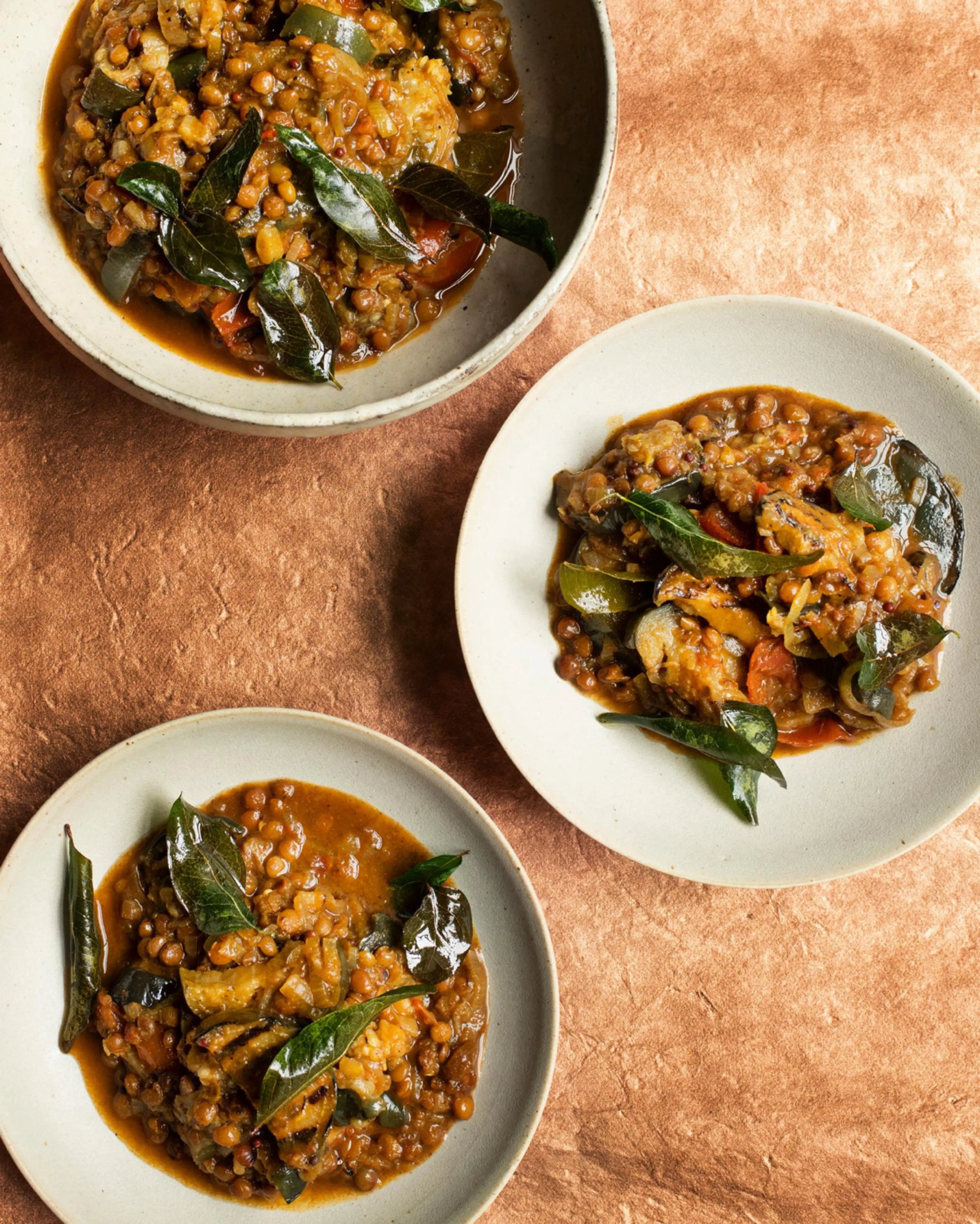 Linsen mit Auberginen und Curryblättern