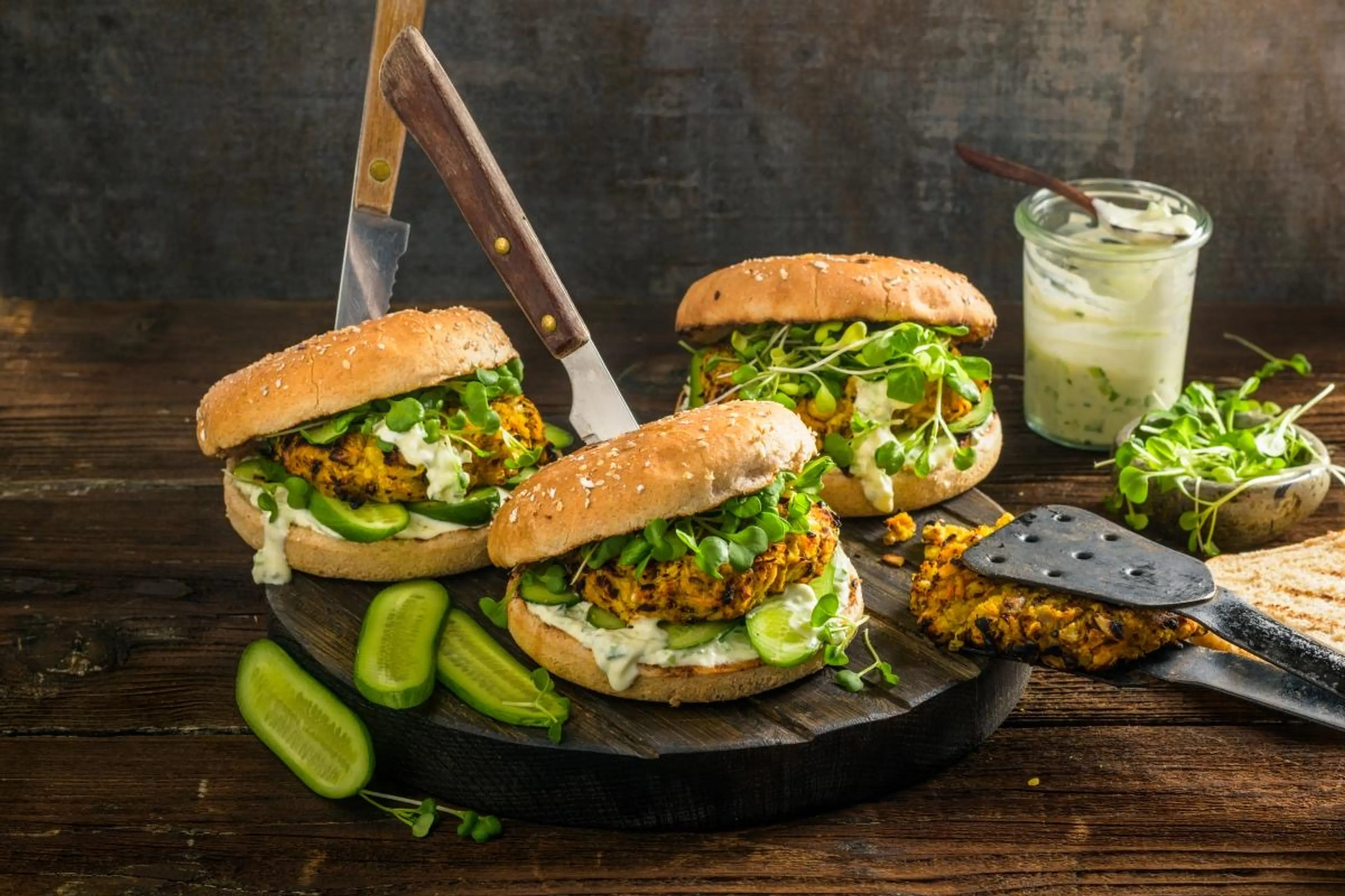 Vegi-Burger mit Bohnen und Süsskartoffeln