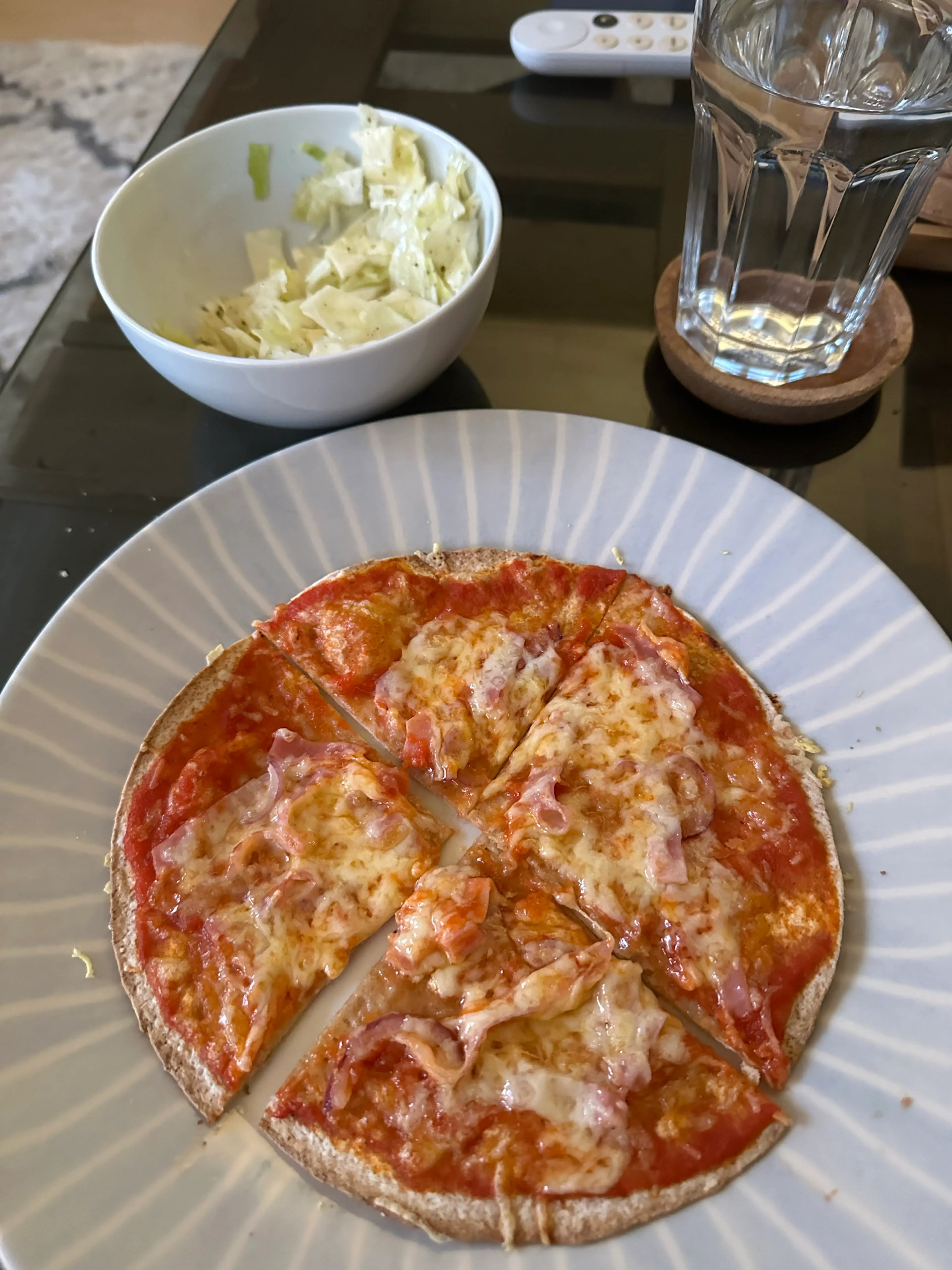 Supersnabb pizza light m. vitkålssallad