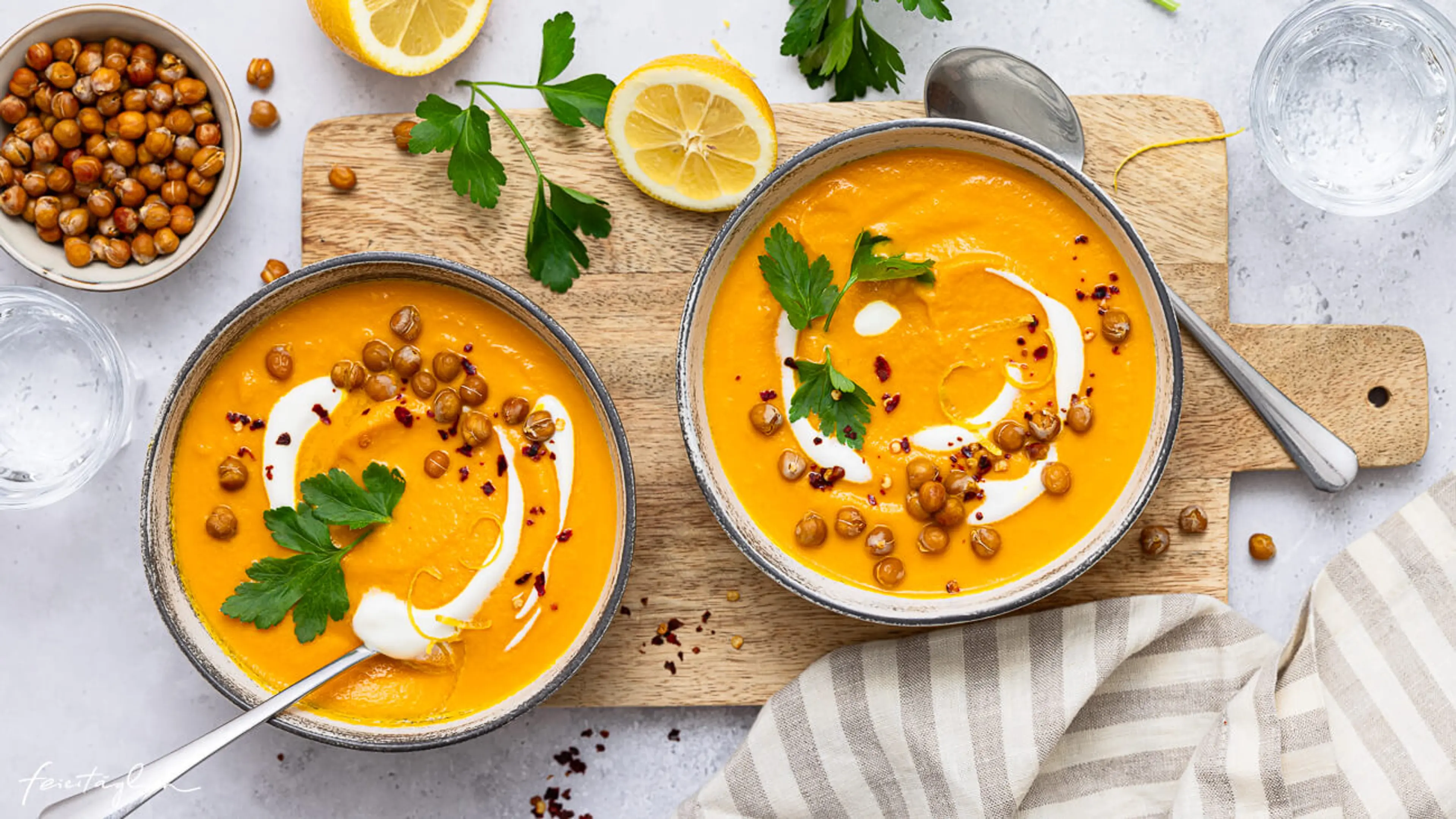 Sonnengelbe Karotten-Zitronen-Suppe mit Kokos & Ingwer