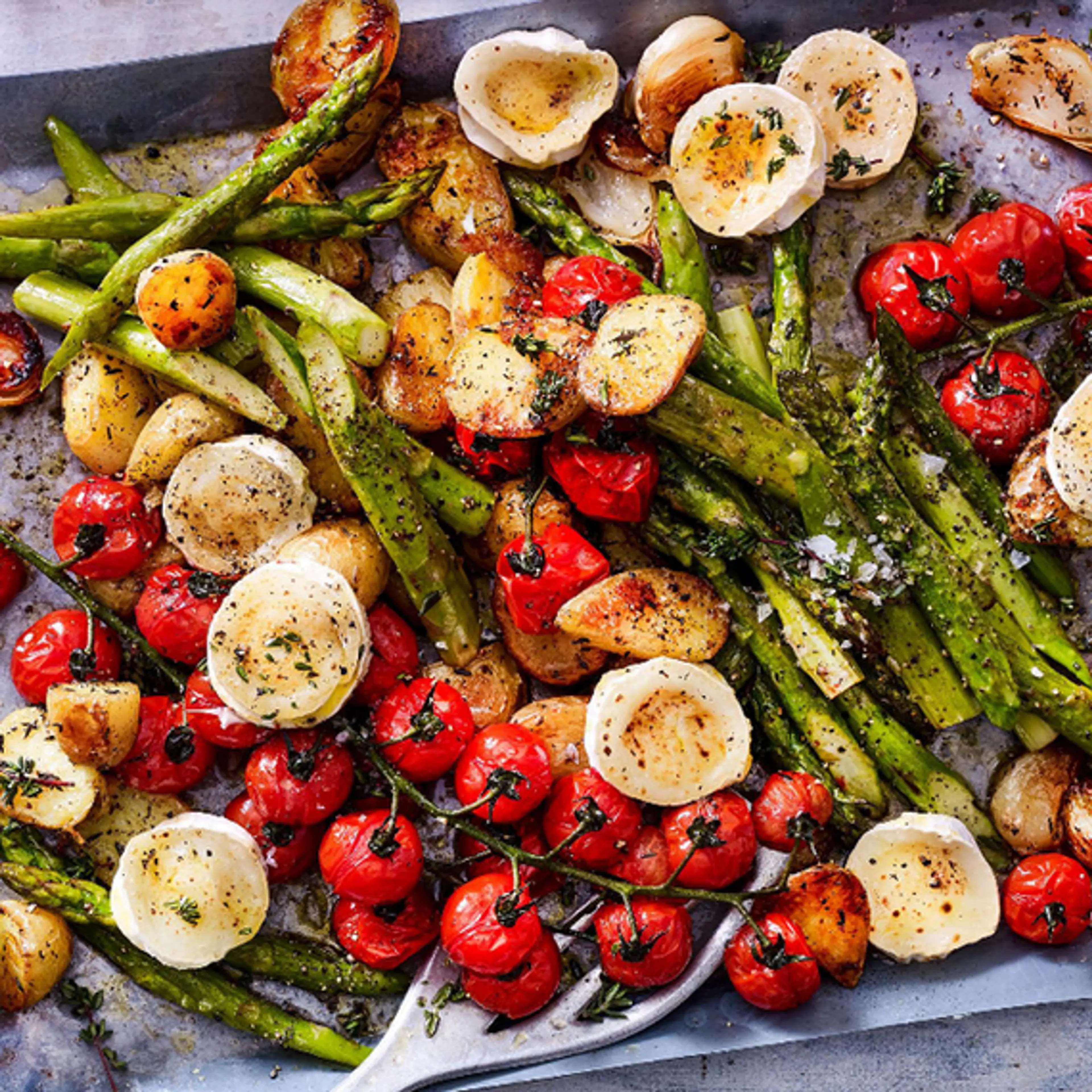 Dieser aromatische Spargelsalat vom Blech macht einfach glüc