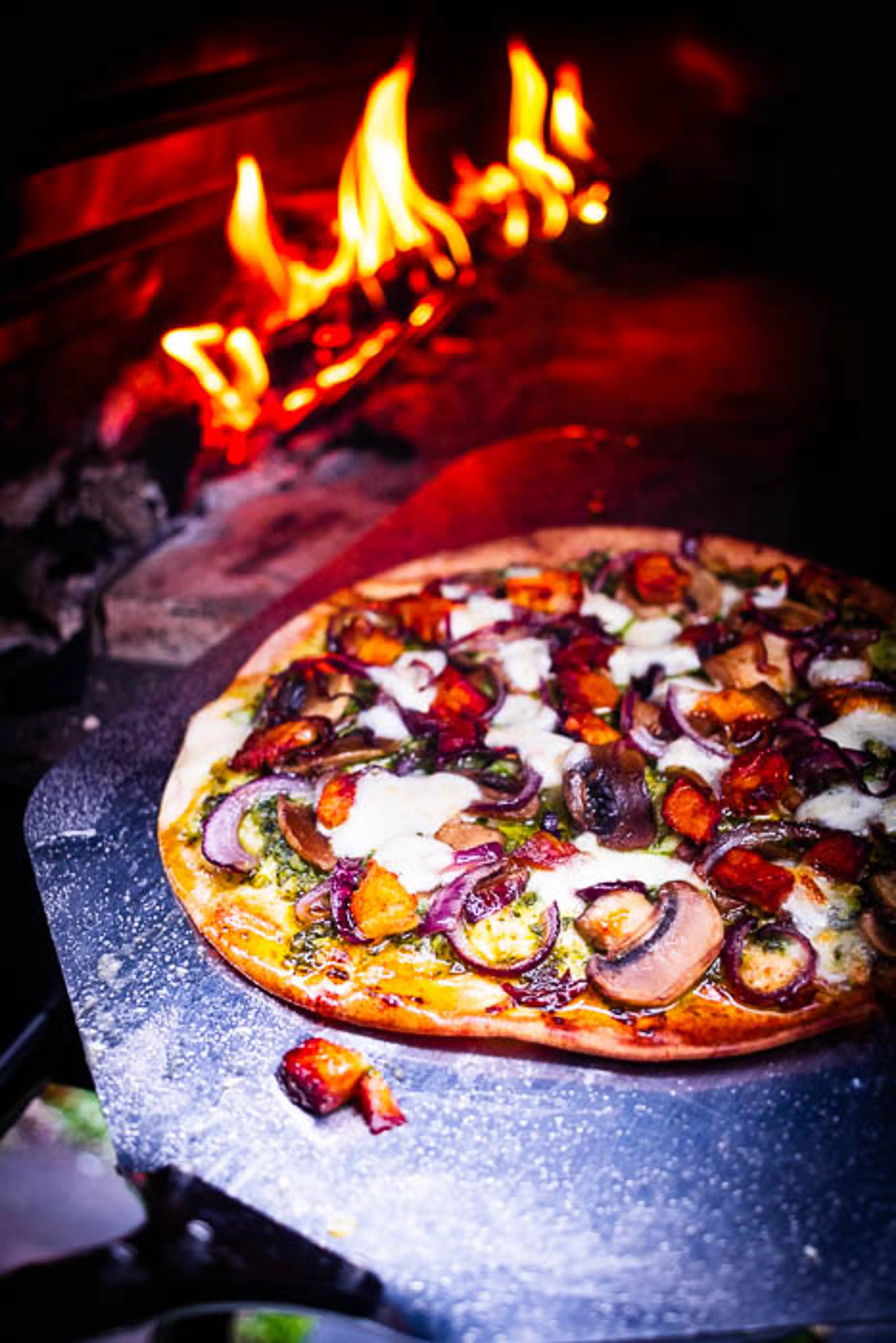 Platbrood pizza met groene pesto en spek