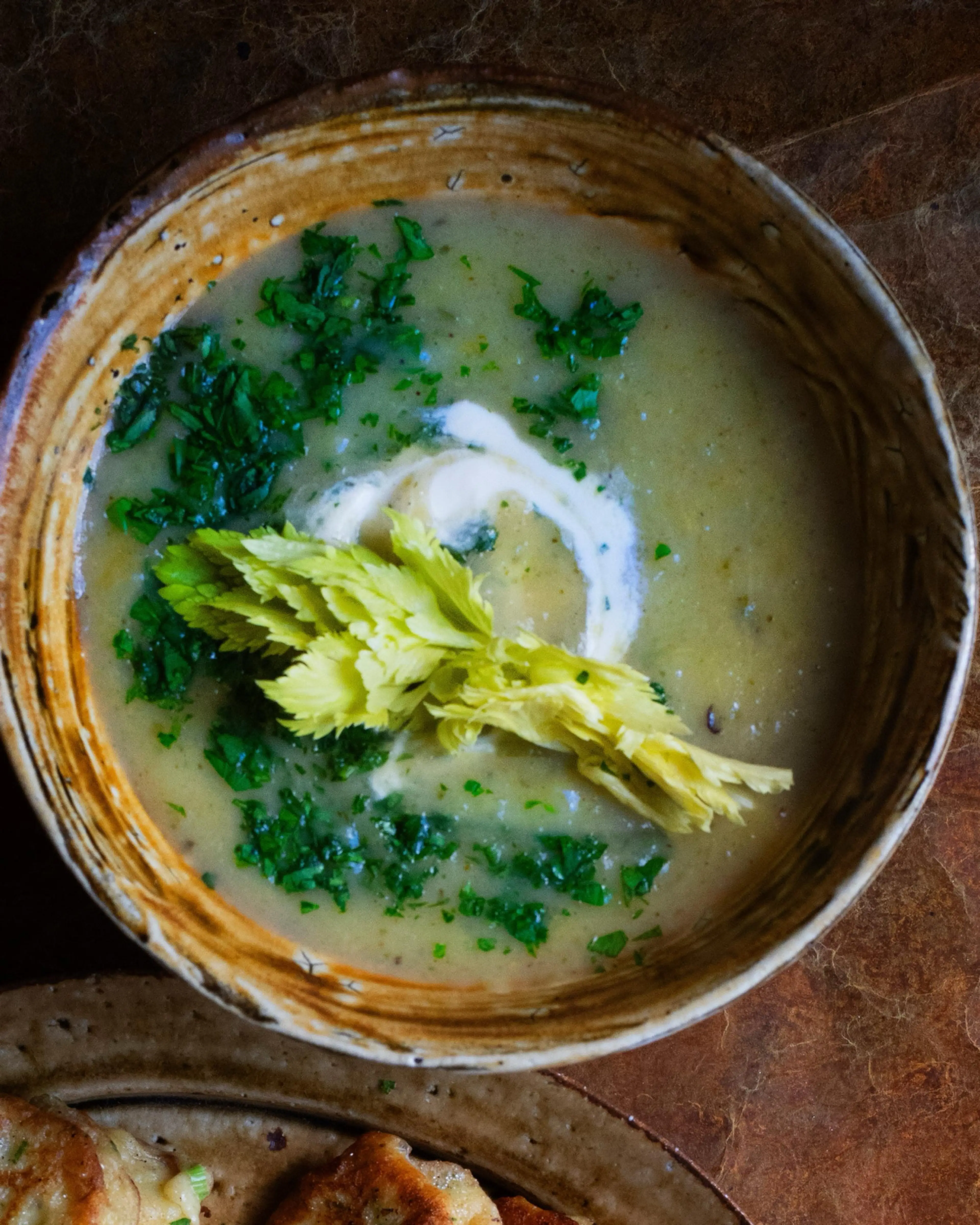 Selleriesuppe mit Thymian und Petersilie