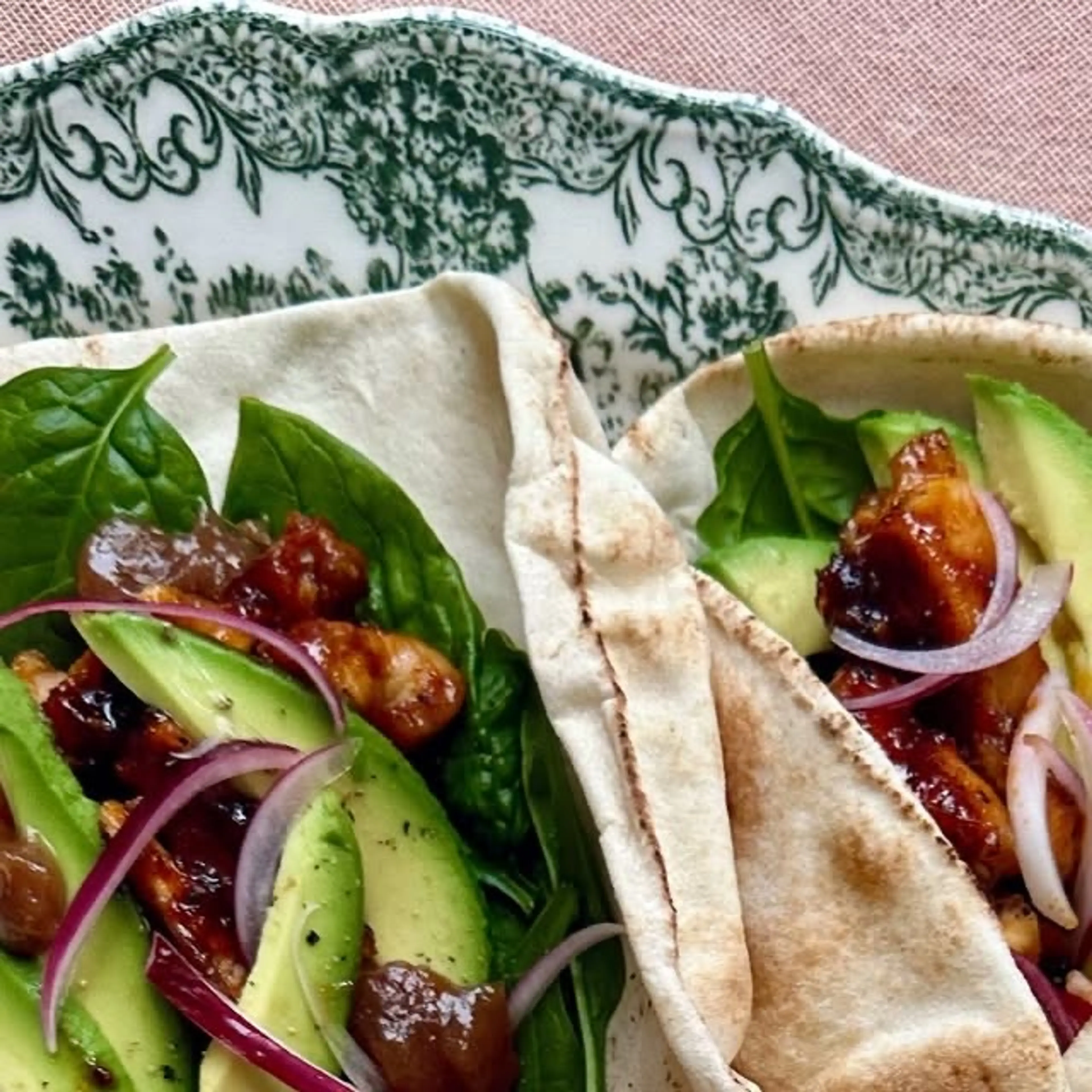 Flatbread Met Sticky Honing-harissa Kip, Avocado, Vijgenjam