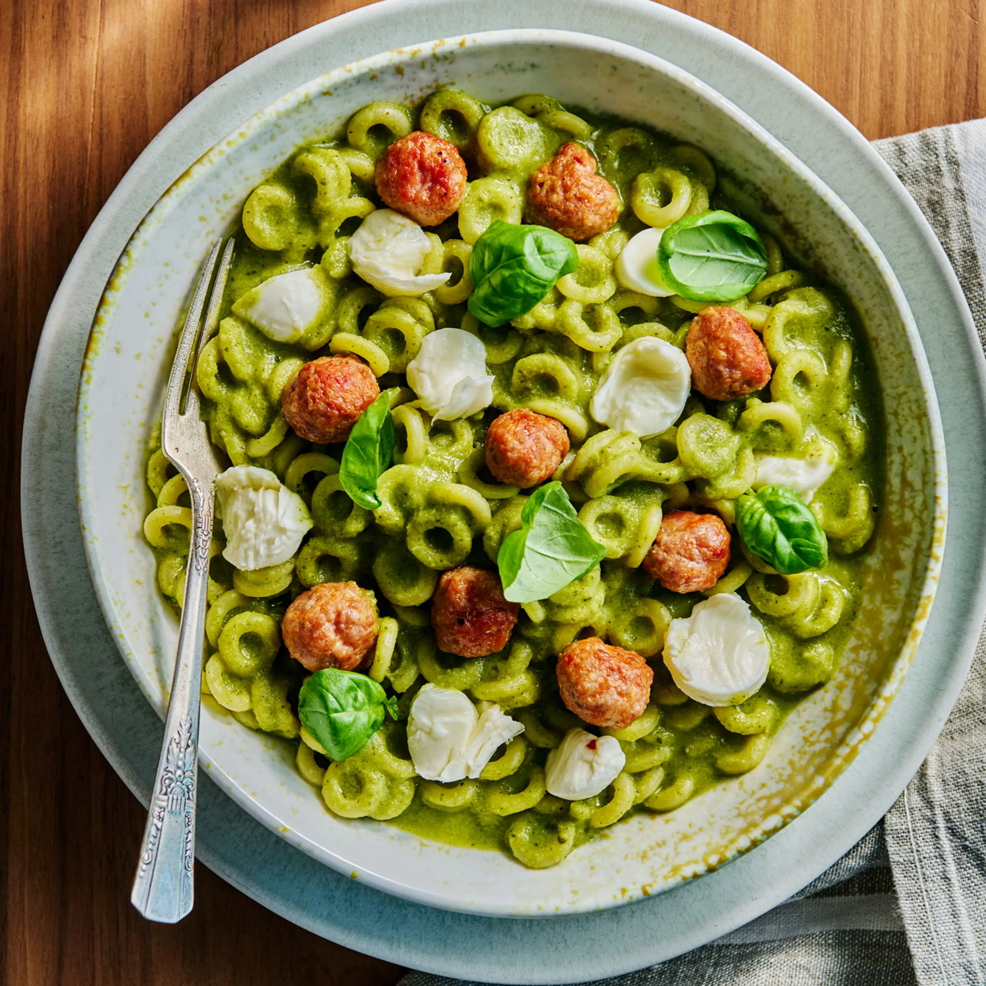 Pâtes au pesto de brocoli, aux boulettes de saucisses et aux