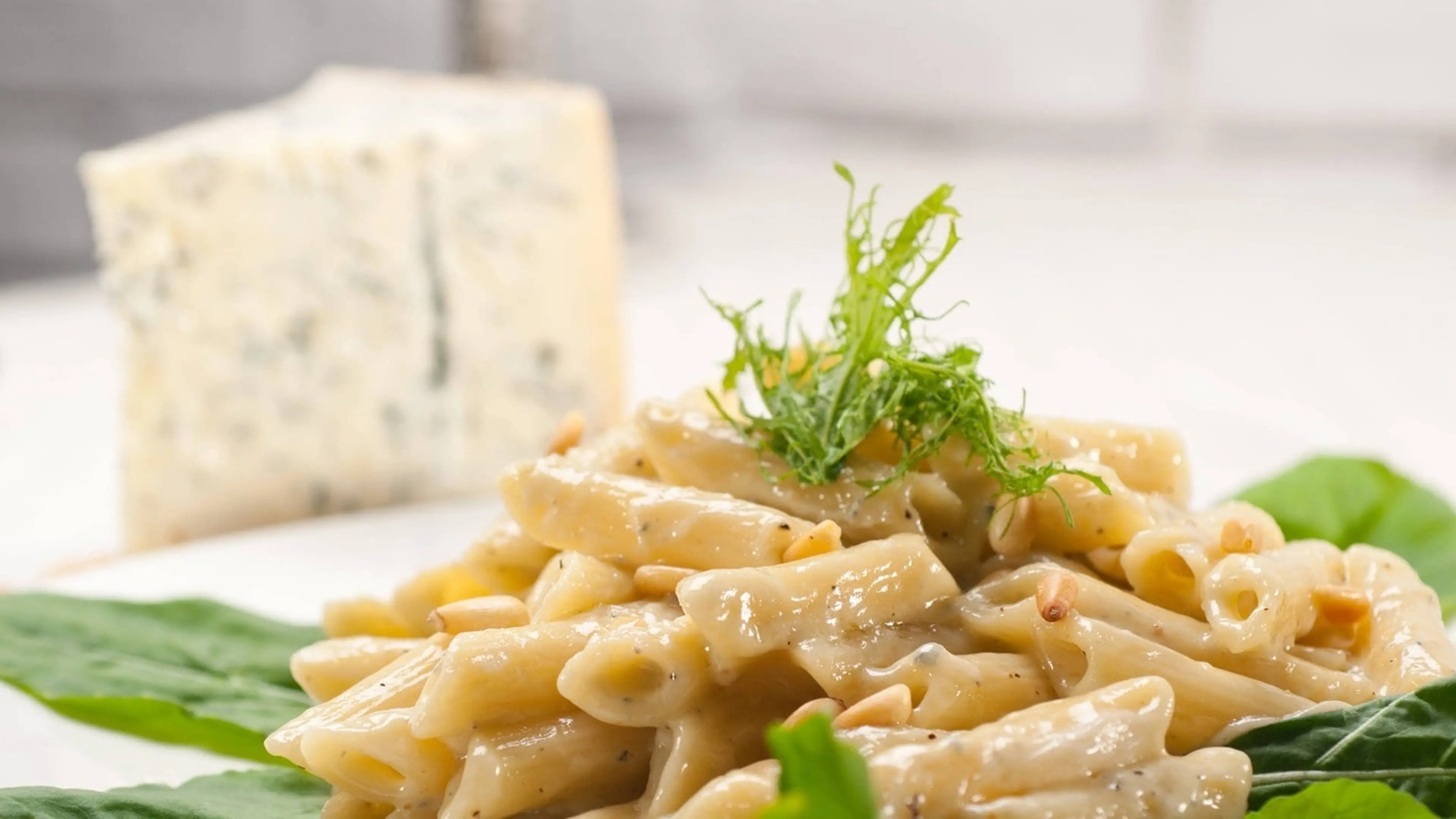 Nudeln mit Brokkoli und Walnüssen in Gorgonzolasoße