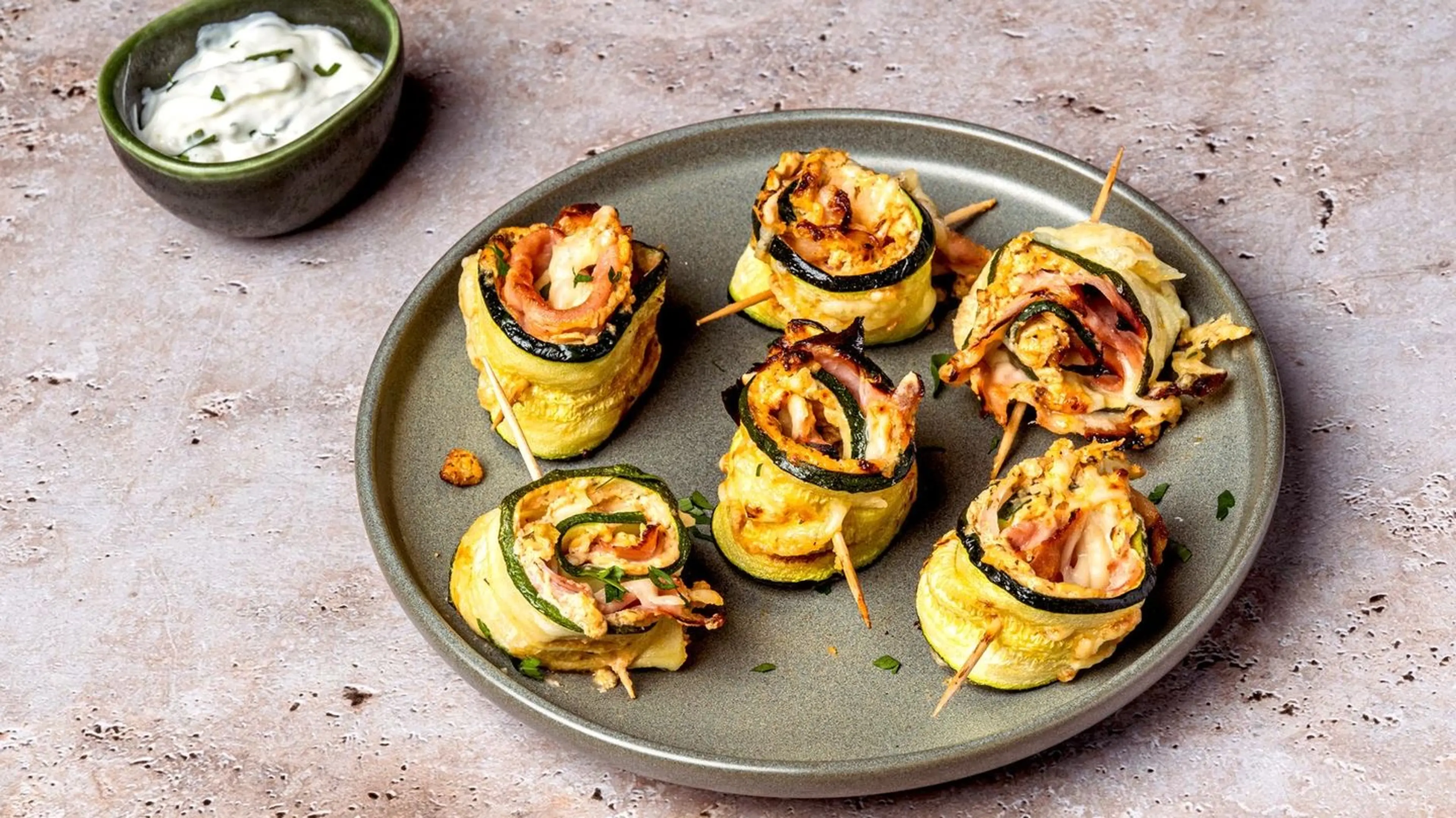Zucchini-Röllchen aus der Heißluftfritteuse: Low Carb Finger
