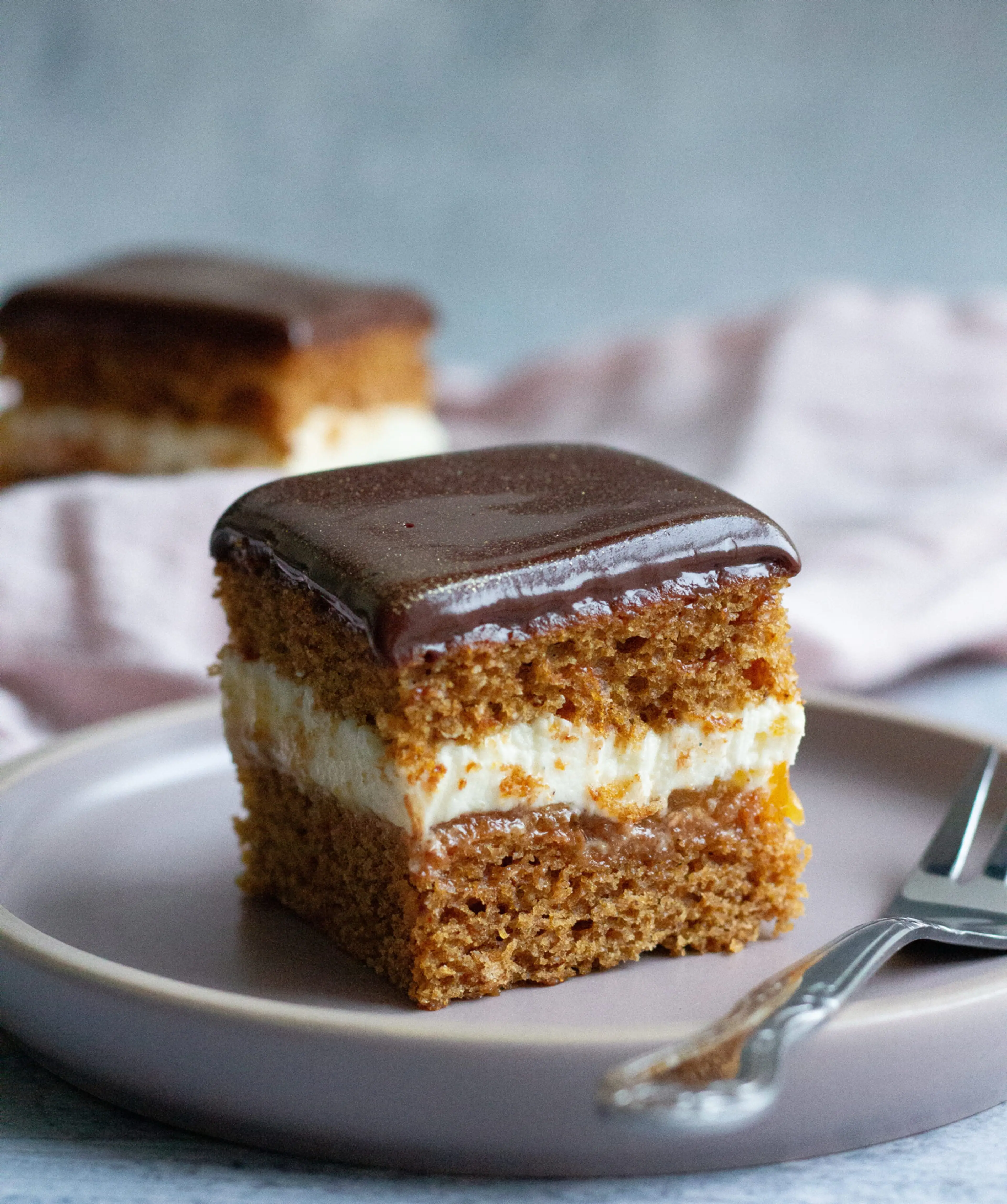 Honningkage med abrikosmarmelade og appelsinsmørcreme