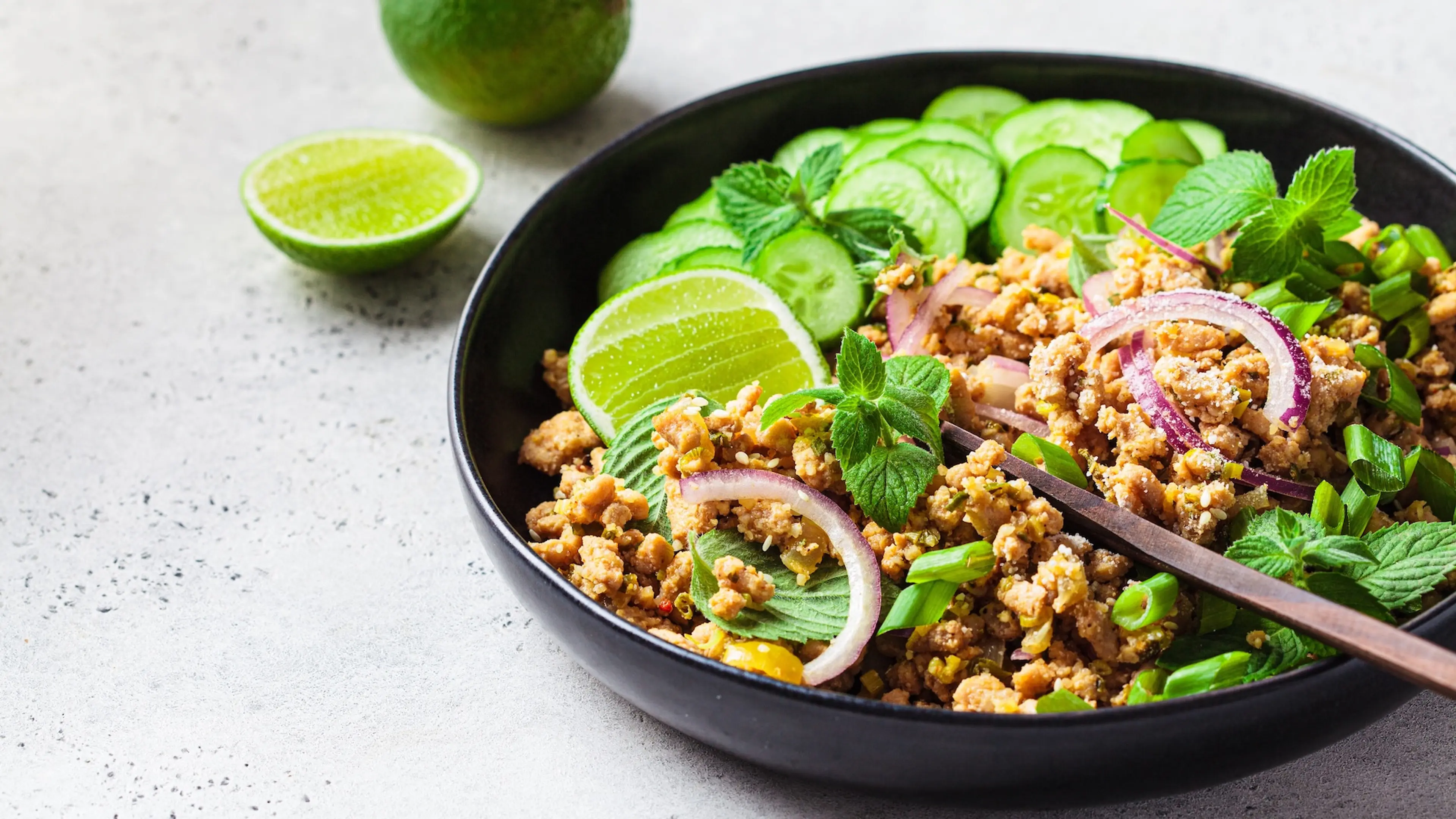 Laotischer Larb-Salat mit Tofu