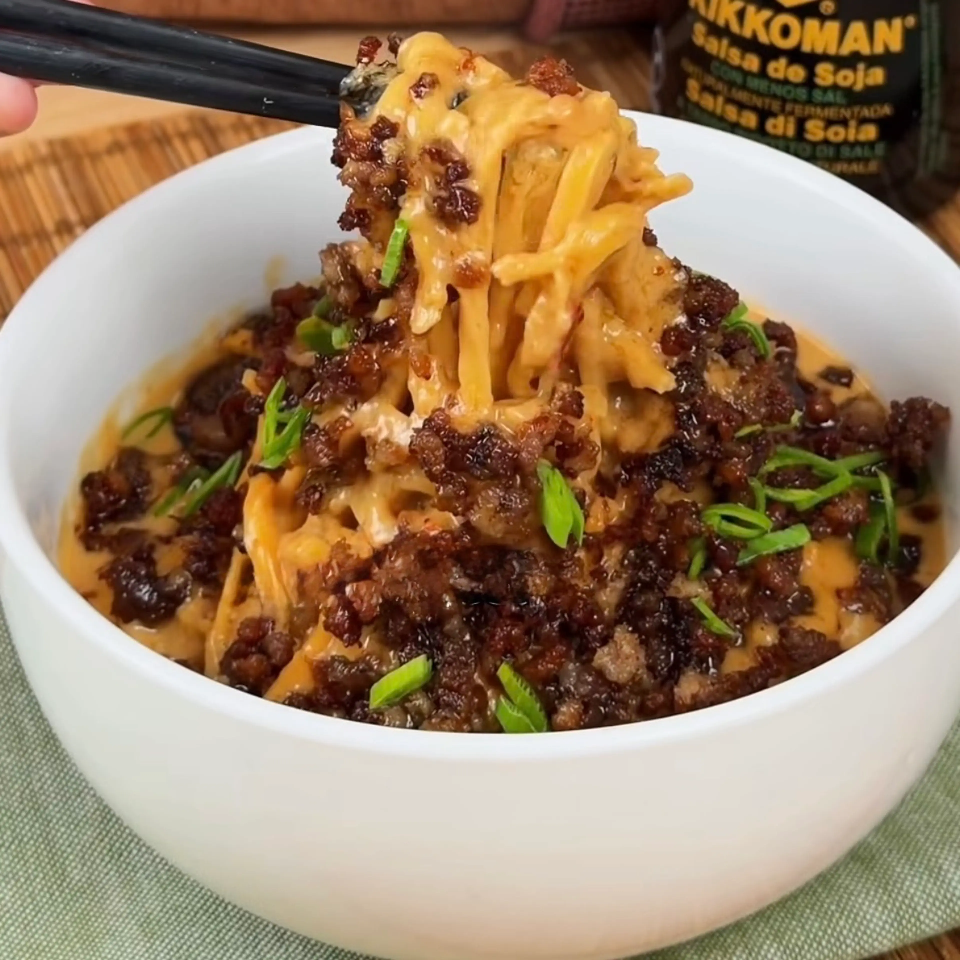 Noodles cremosi al burro d’arachidi e ragù orientale