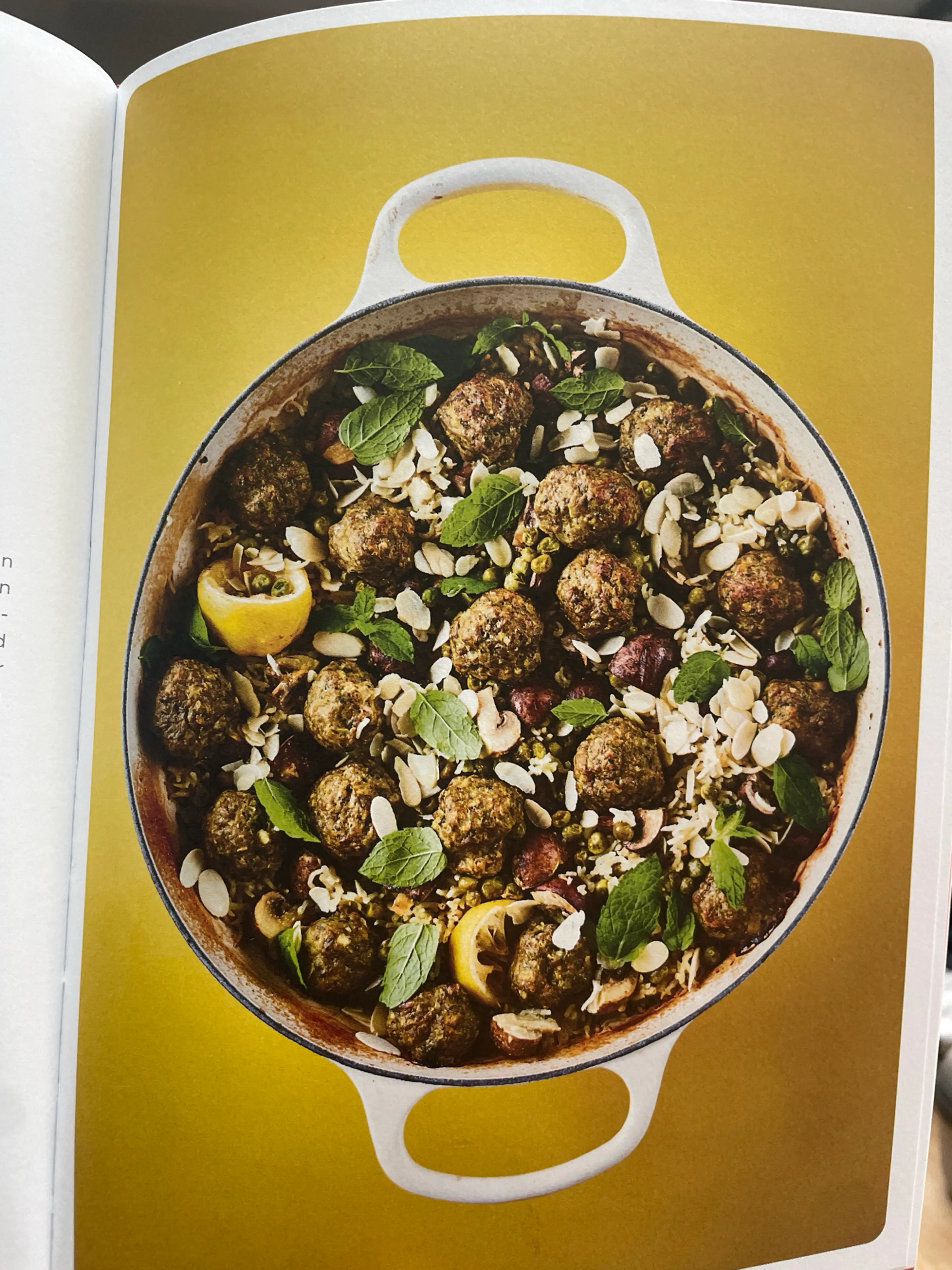 Lamsgehaktballetjes met citroenrijst, champignons & amandel