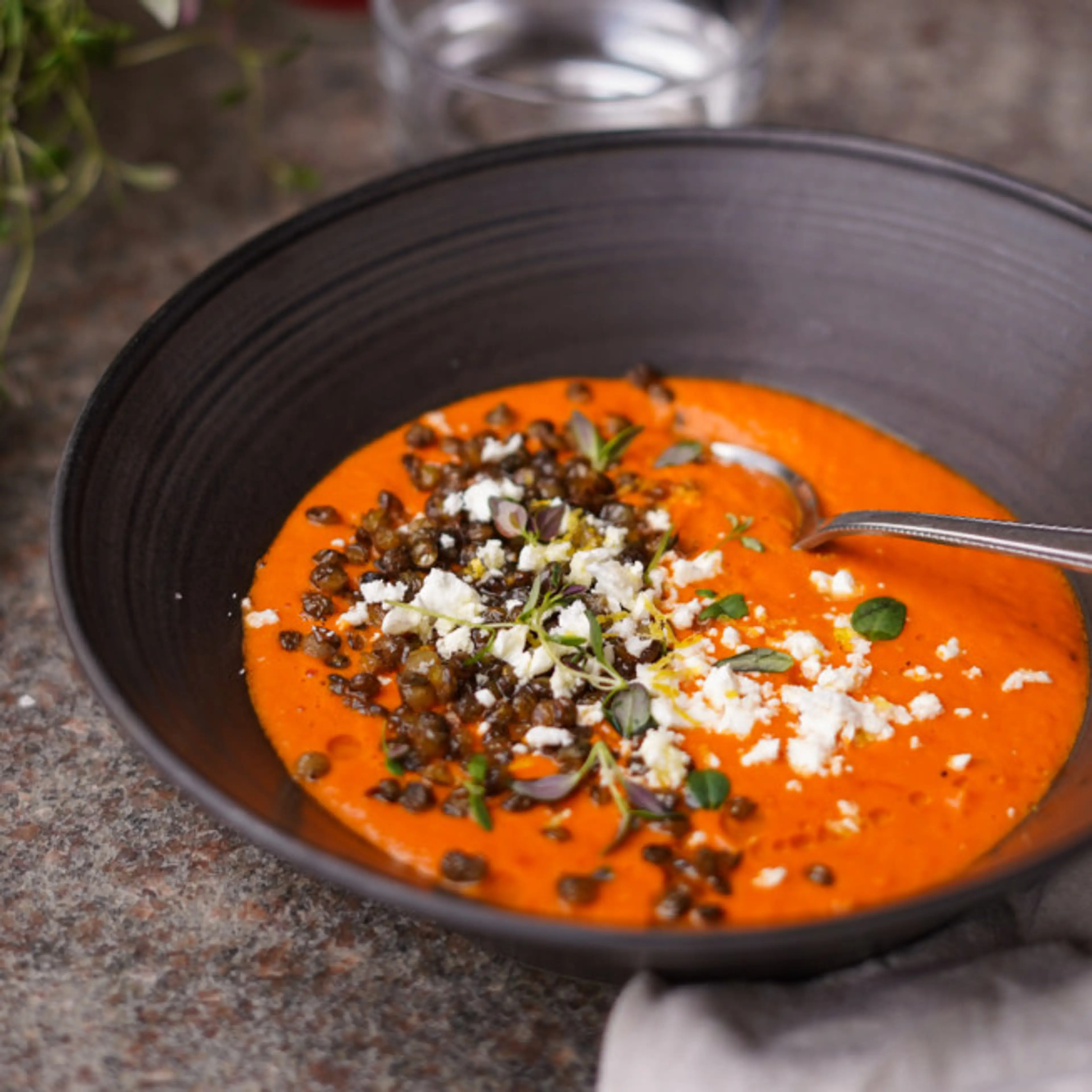 Tomatsoppa i ugn med rostade linser