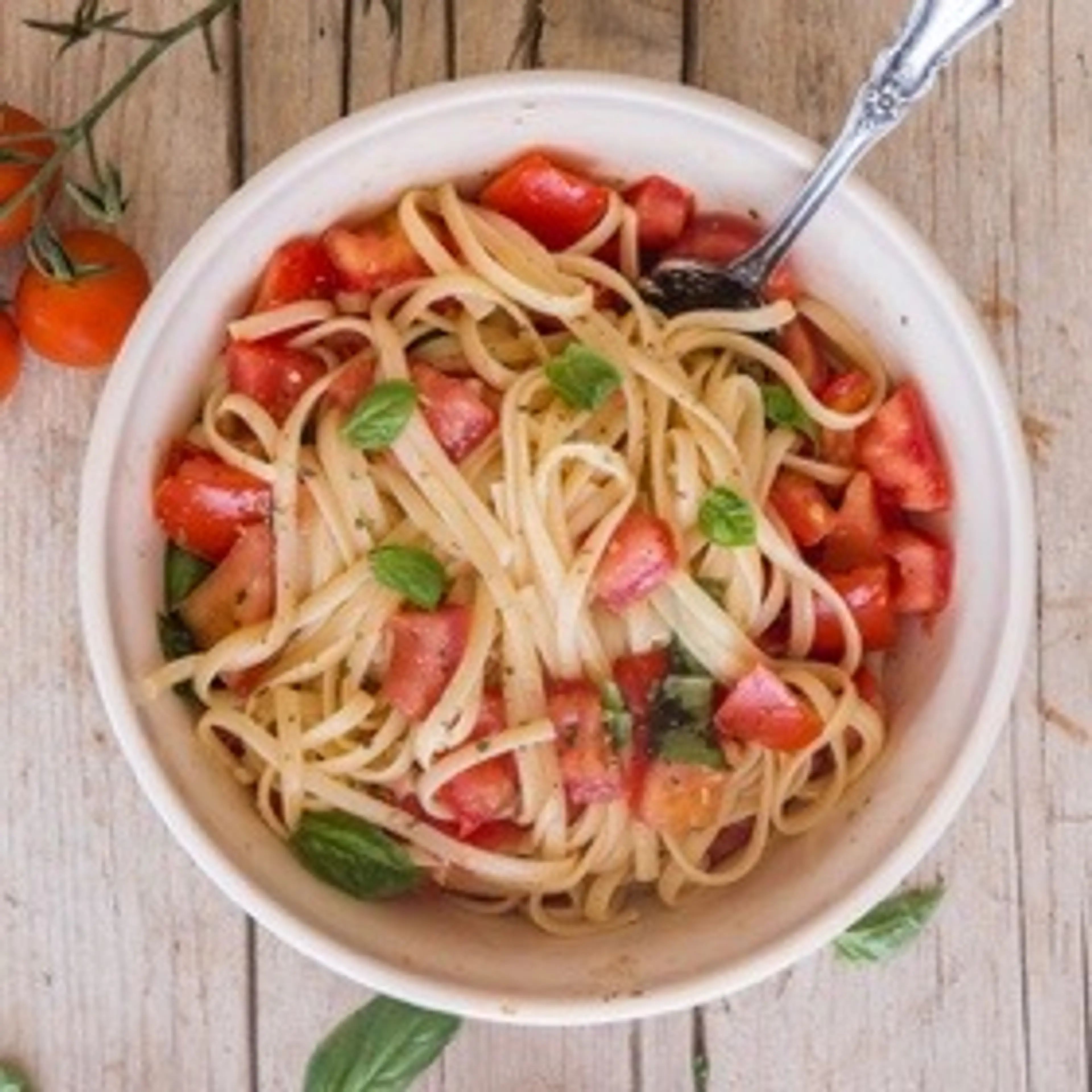 Spaghettini with raw tomato sauce and lots of herbs (Spaghet