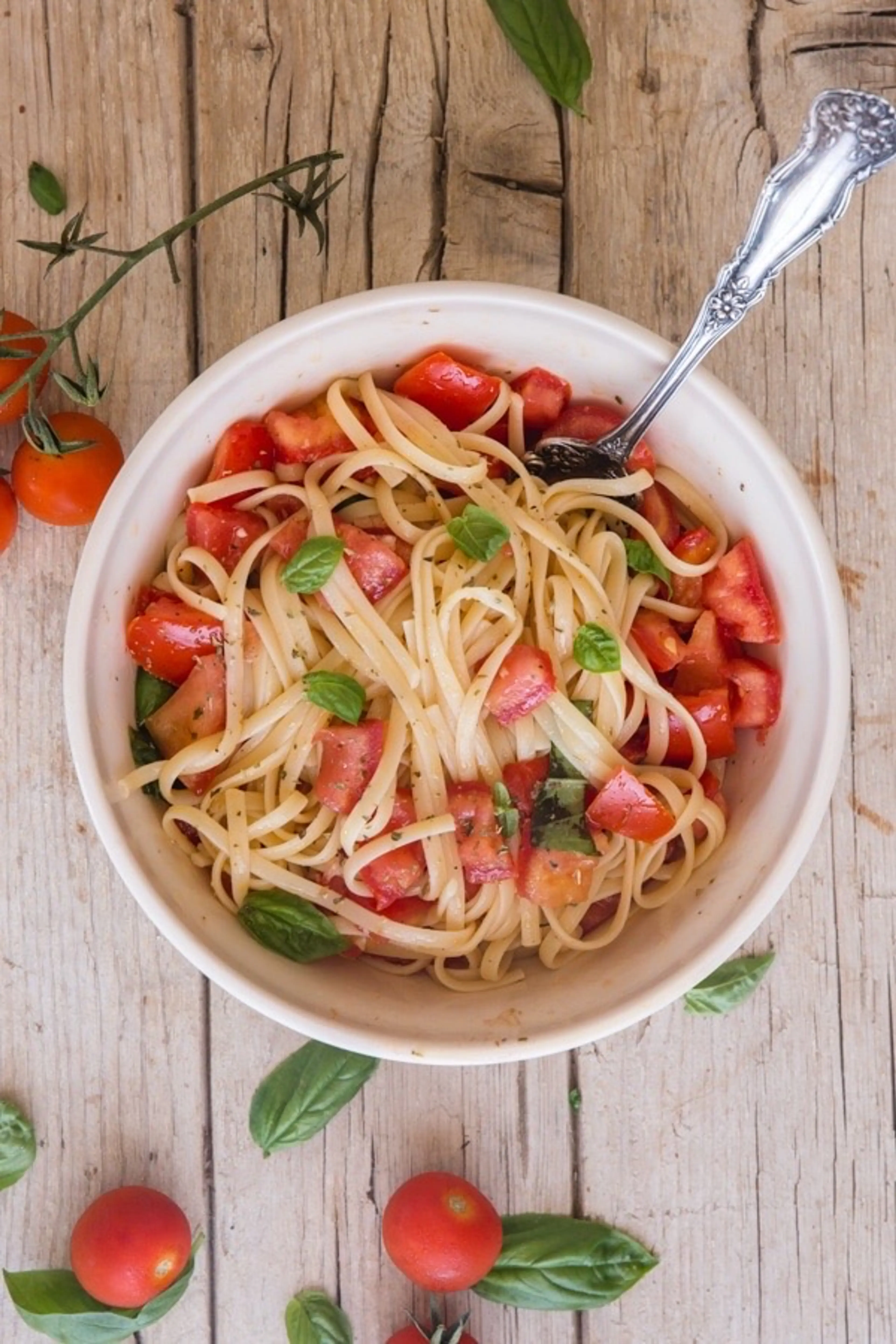 Spaghettini with raw tomato sauce and lots of herbs (Spaghet