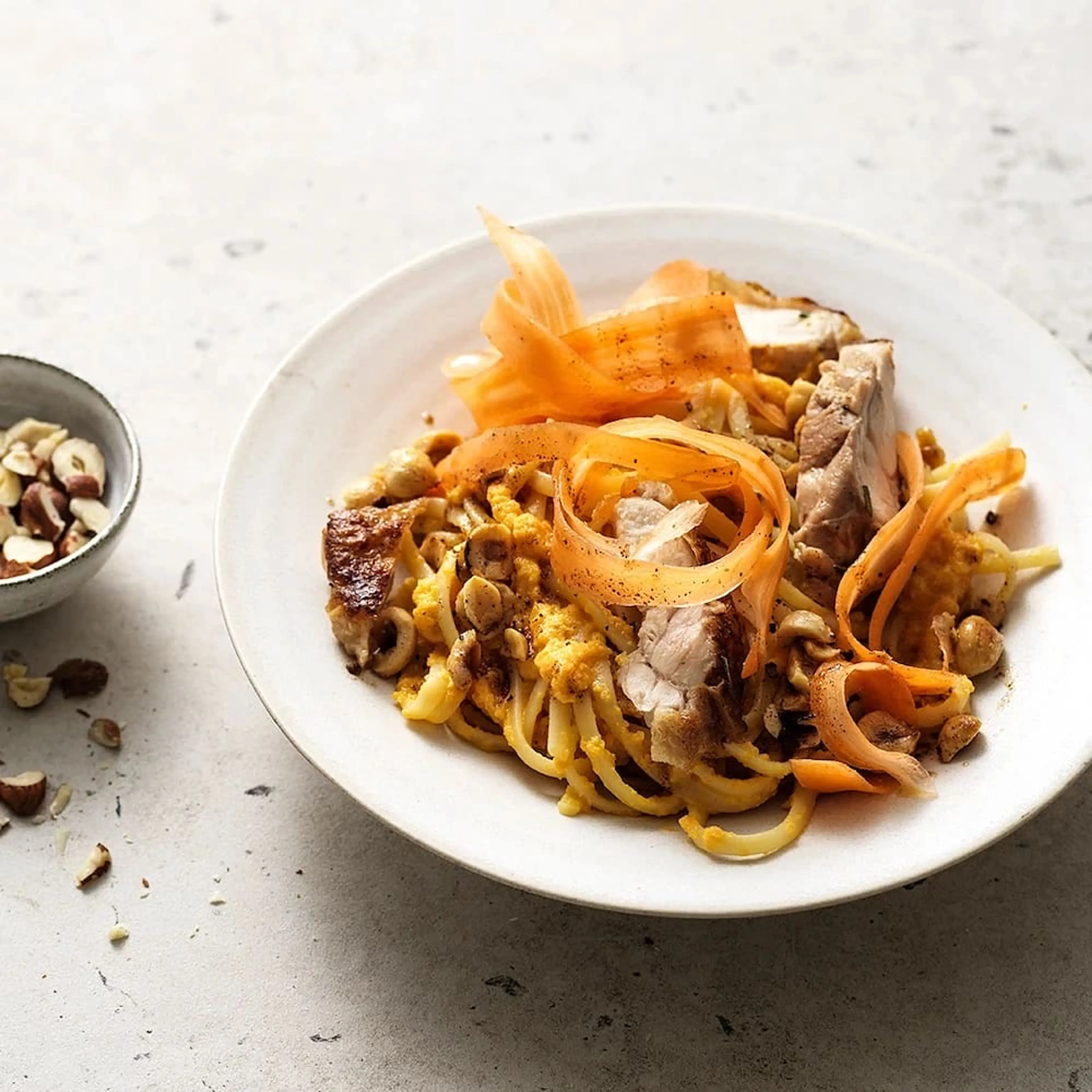 Pasta med morotssås, kyckling och hasselnötter
