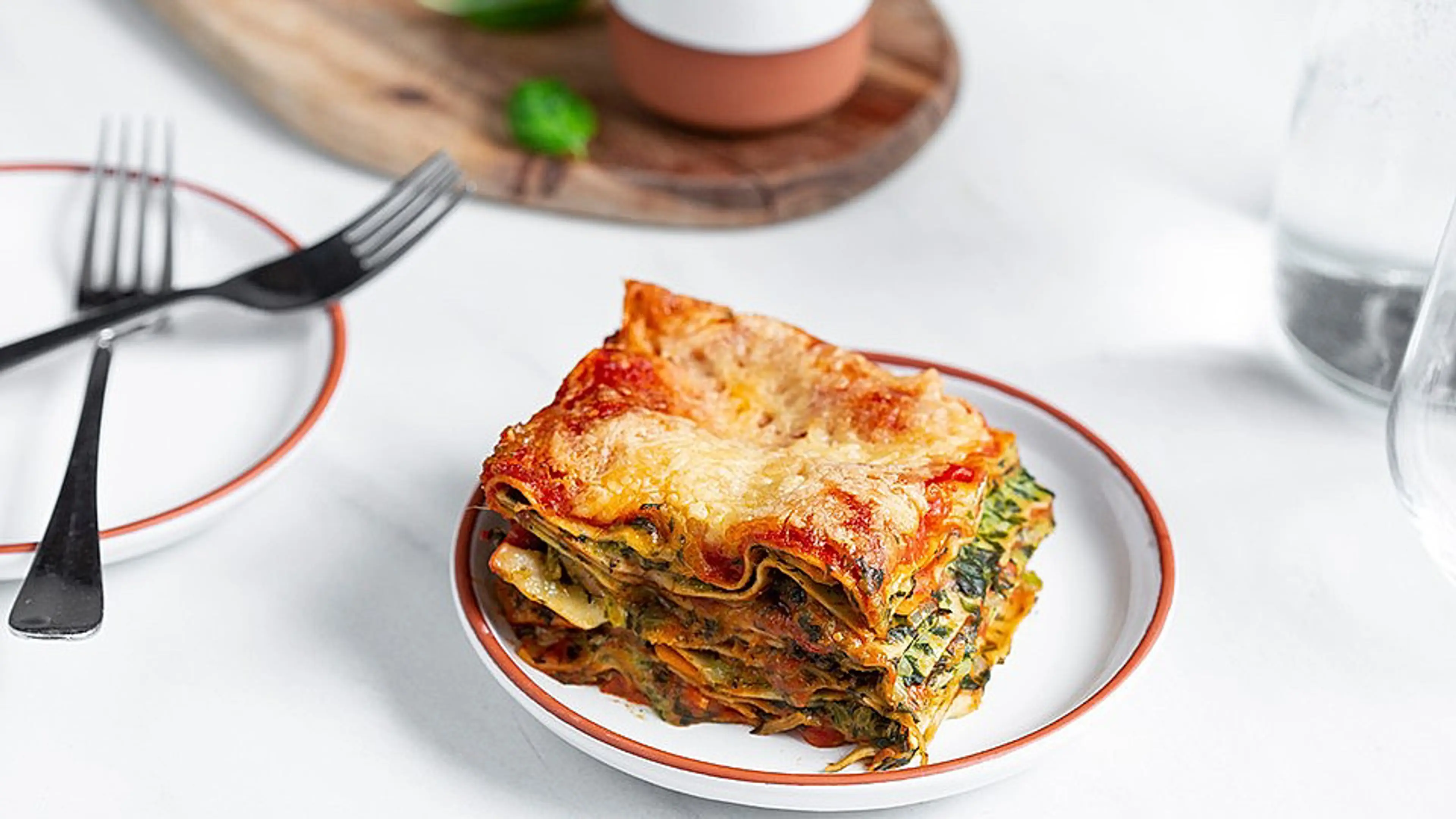 Vegetarische Spinat-Gemüse-Lasagne mit Tomatensoße