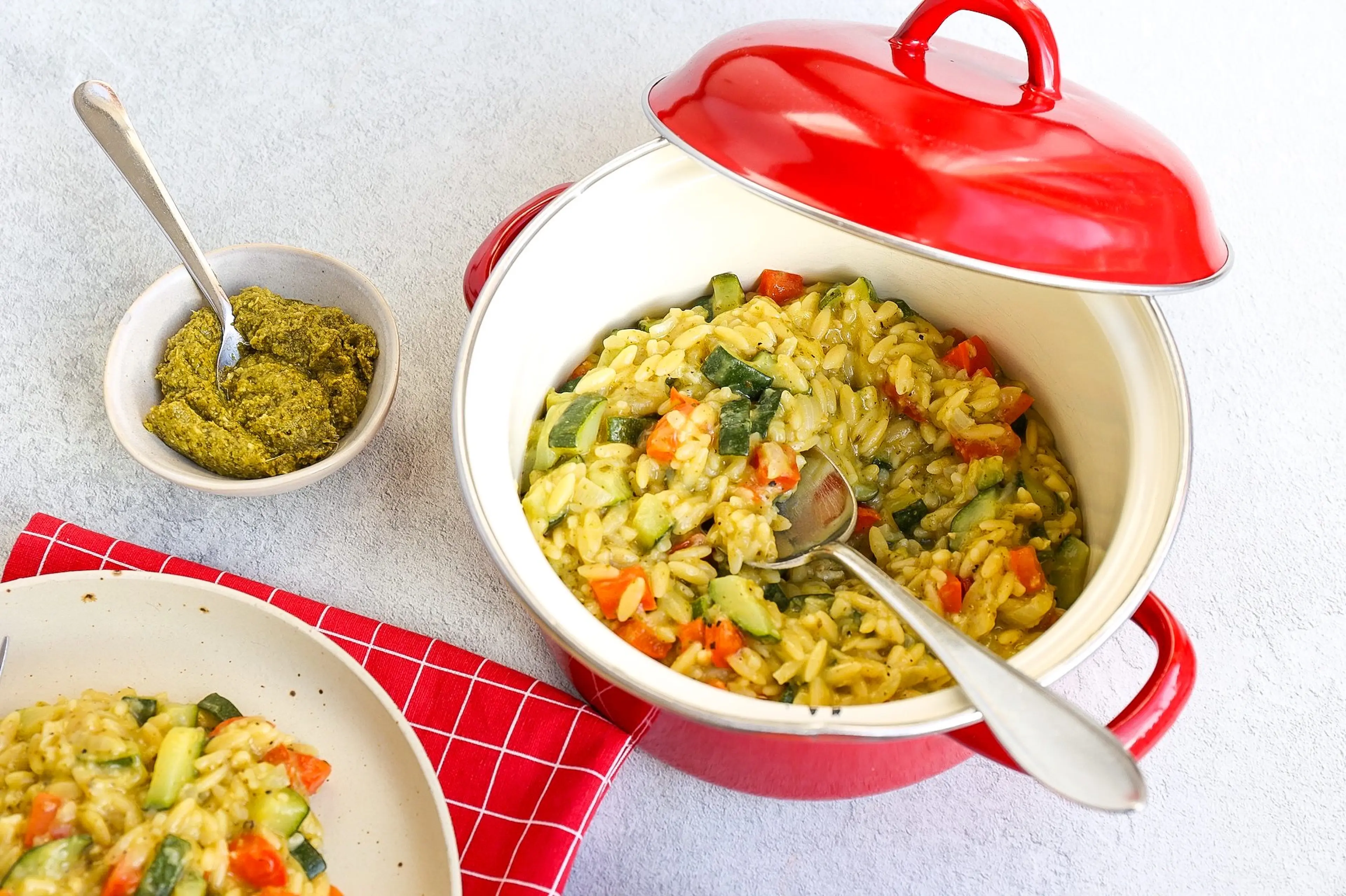 Eenpansgerecht met orzo en pesto