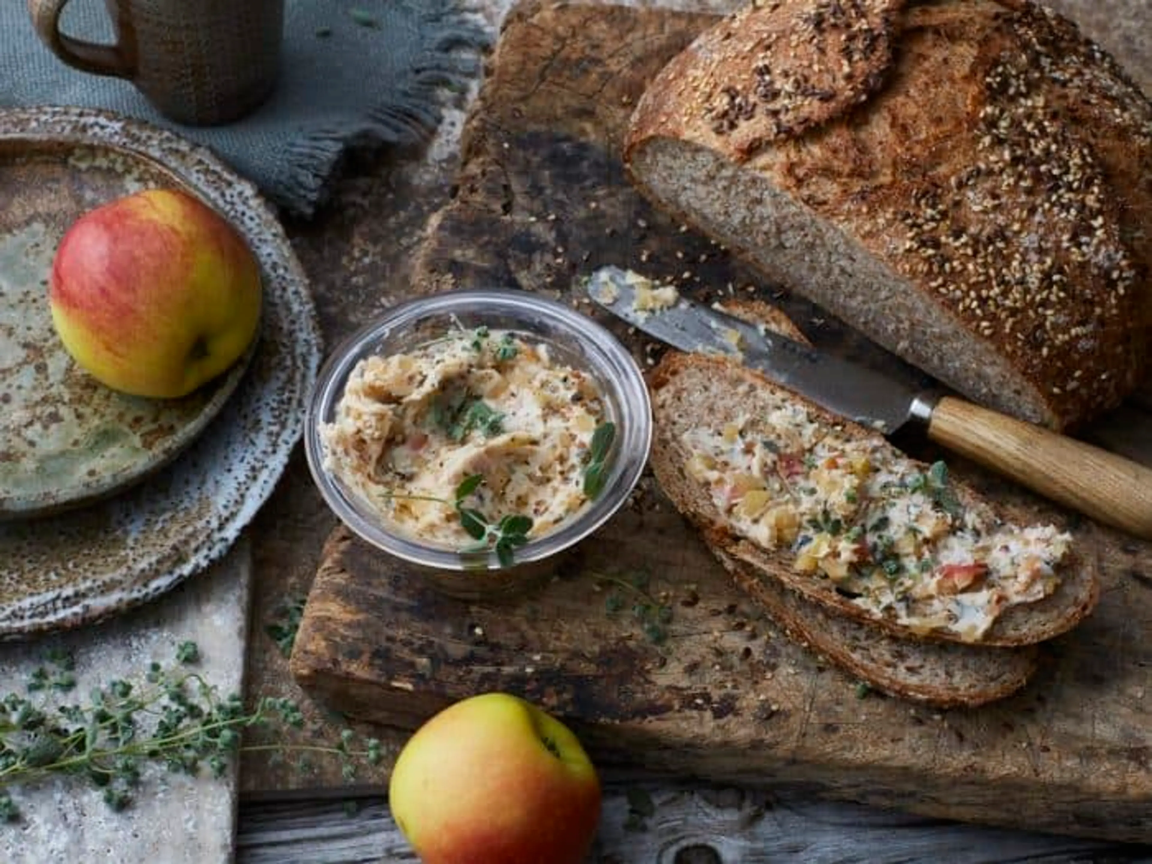 Veganes Schmalz mit gerösteten Zwiebeln, Äpfeln und Mandeln