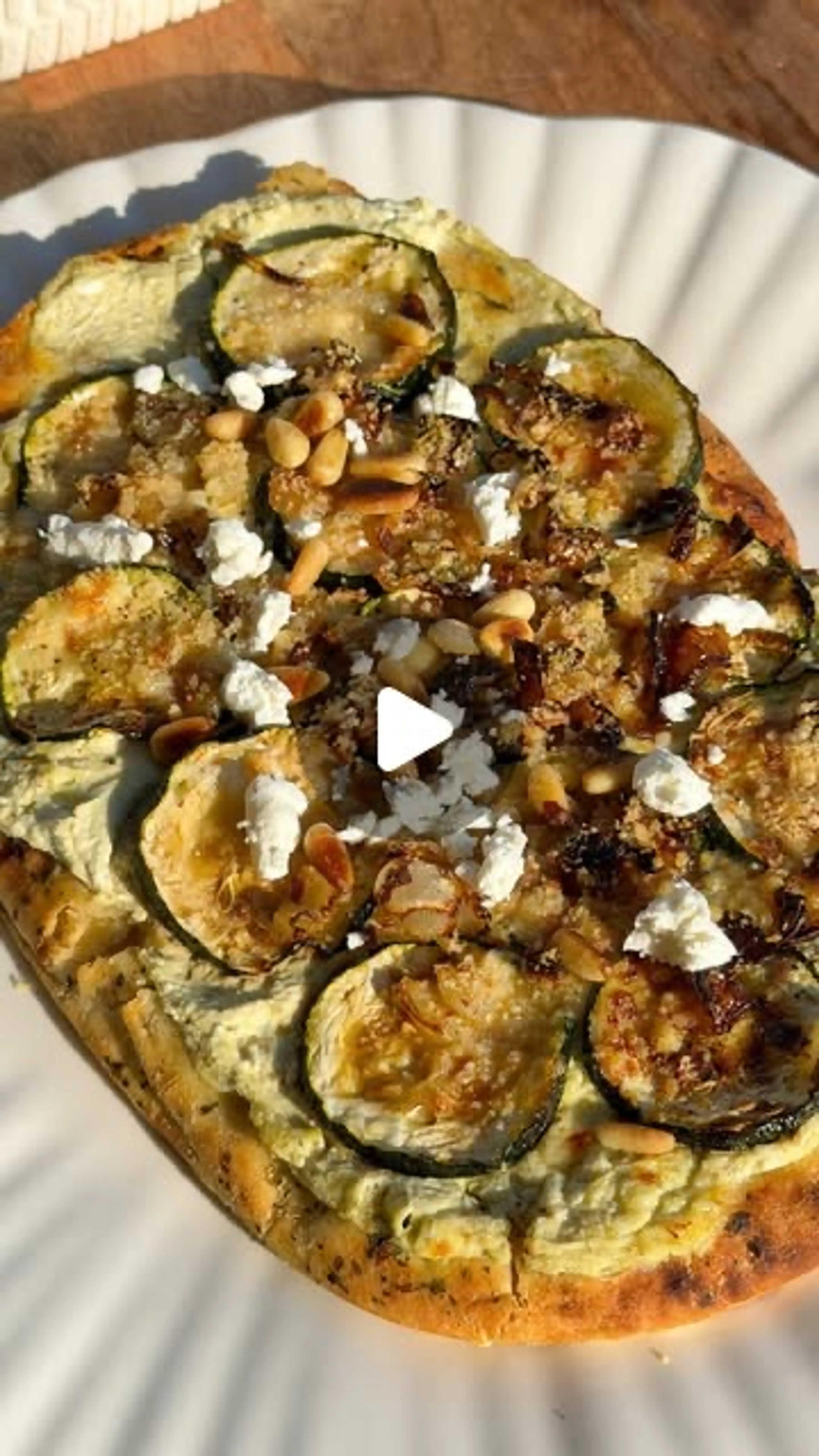 Naanpizza Met Romige Pestosaus, Gegrilde Courgette & Pijnboo