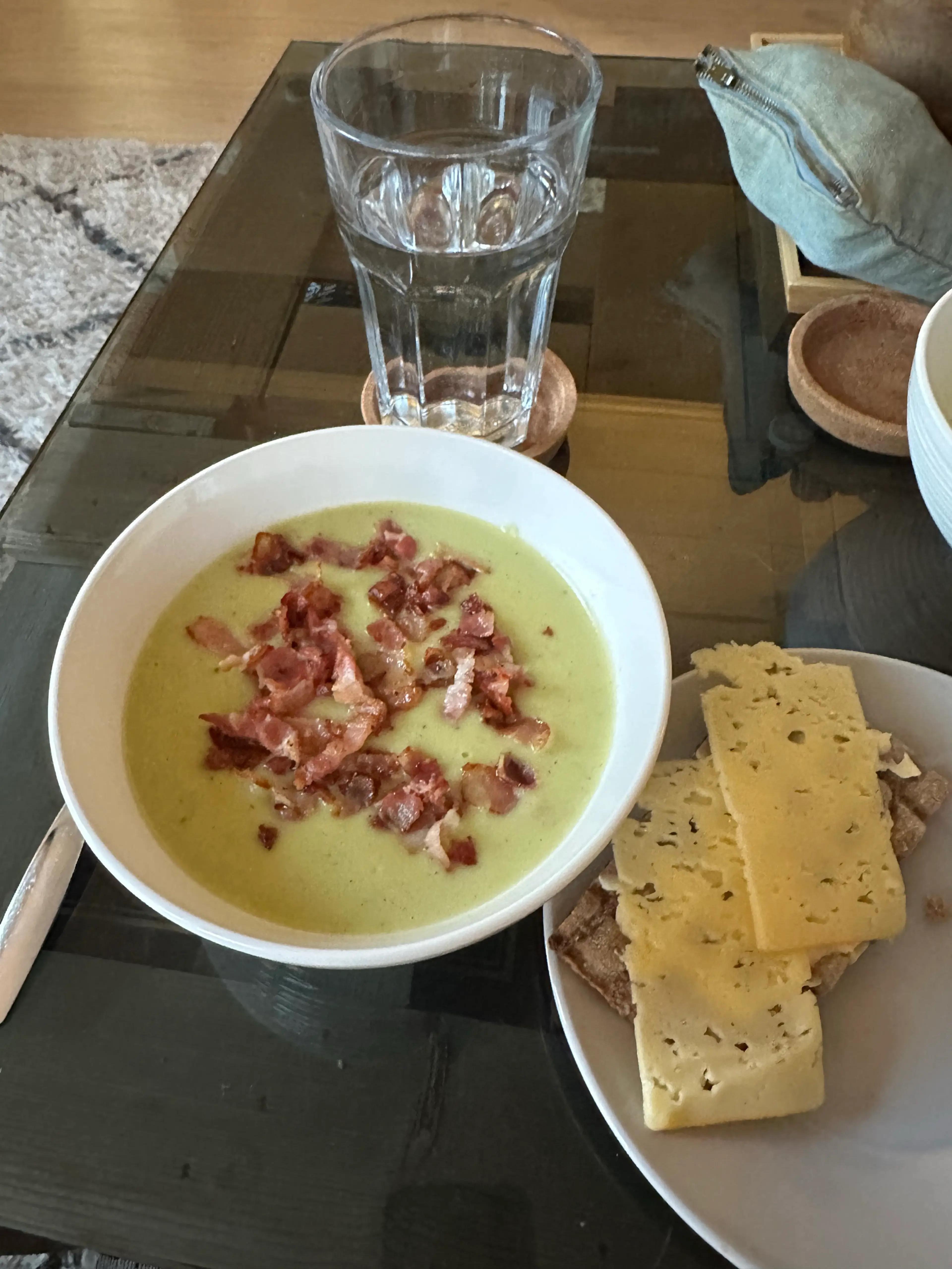 Potatis & purjosoppa m linser och mackor